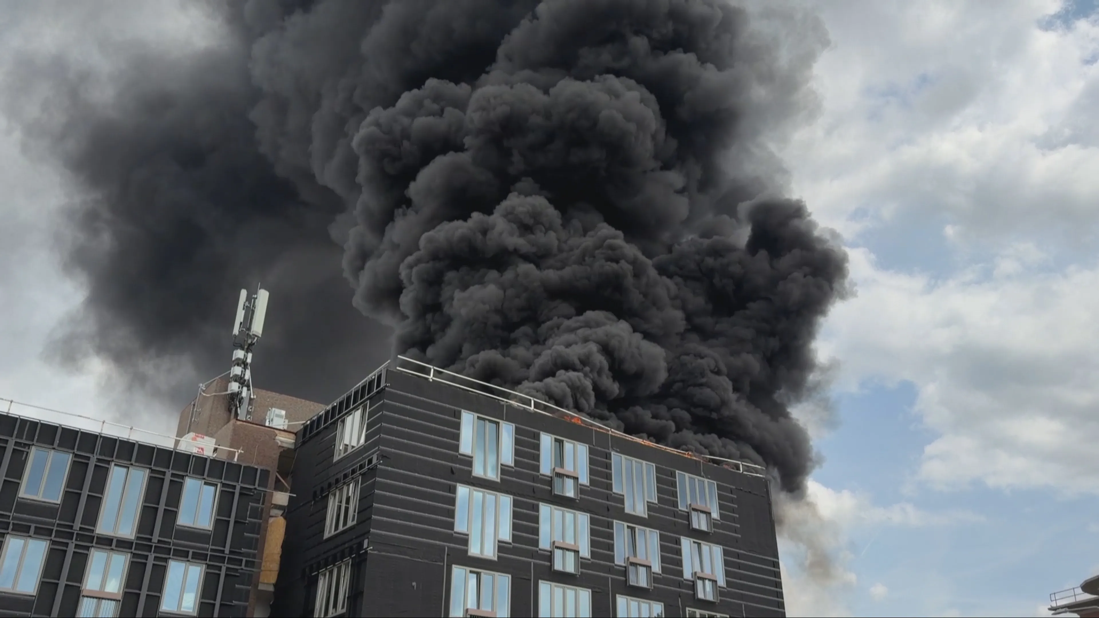 Grote brand zorgt voor zwarte rookwolk boven Maastricht