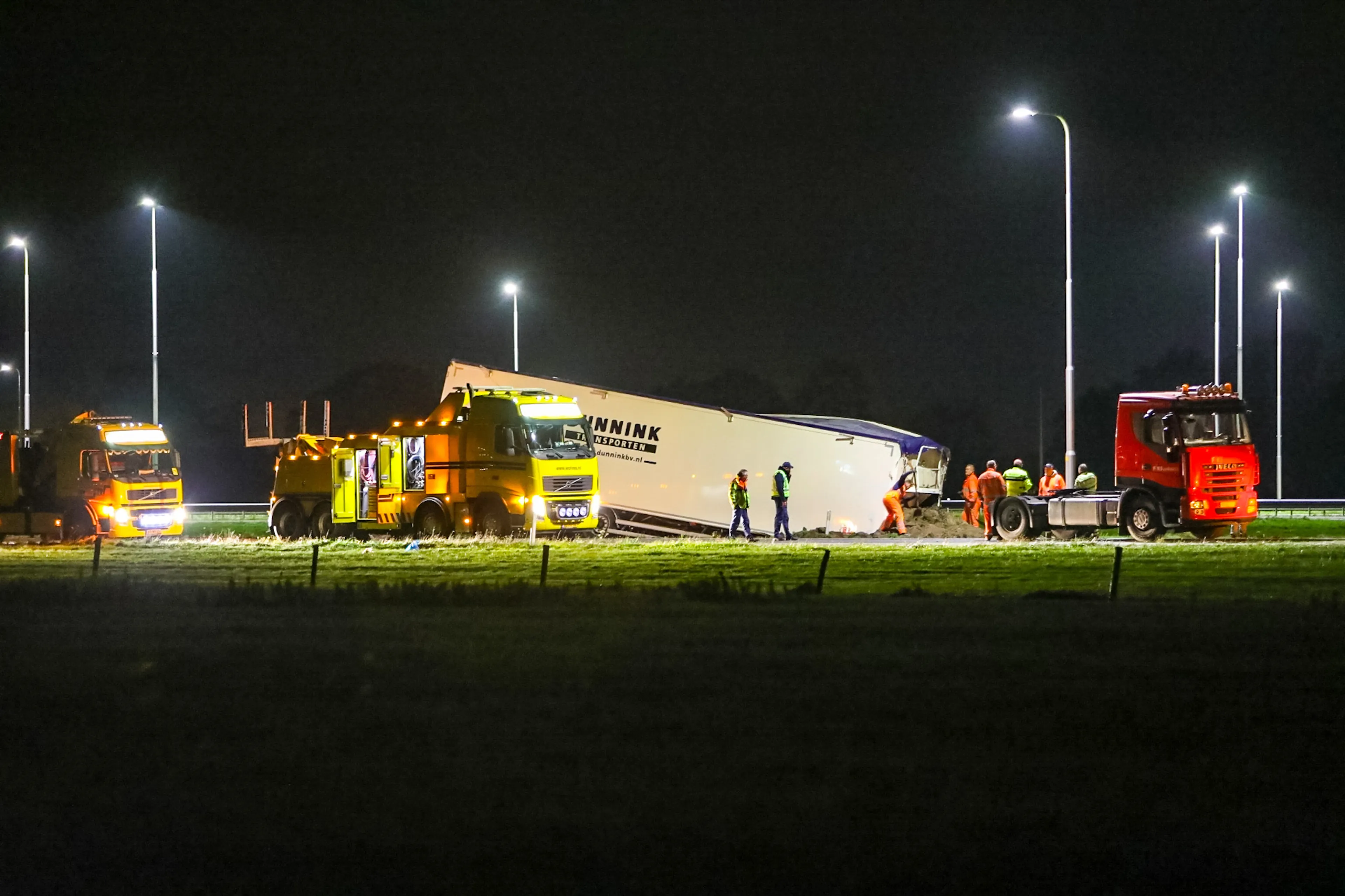 Vrachtwagenchauffeur verliest trailer vol dierenvoer op snelweg