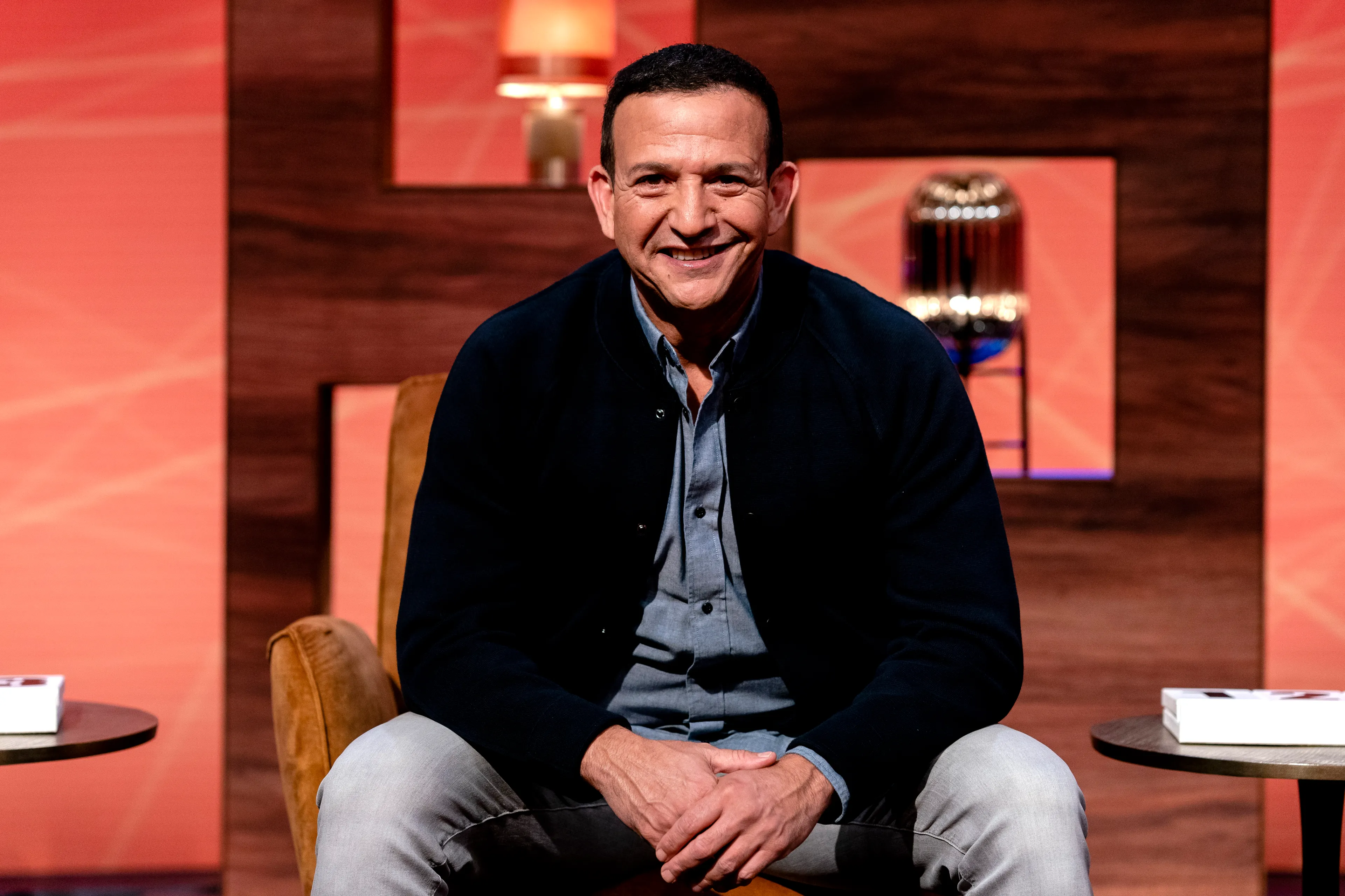 Cabaretier Najib Amhali verzorgt oudejaarsconference bij SBS6