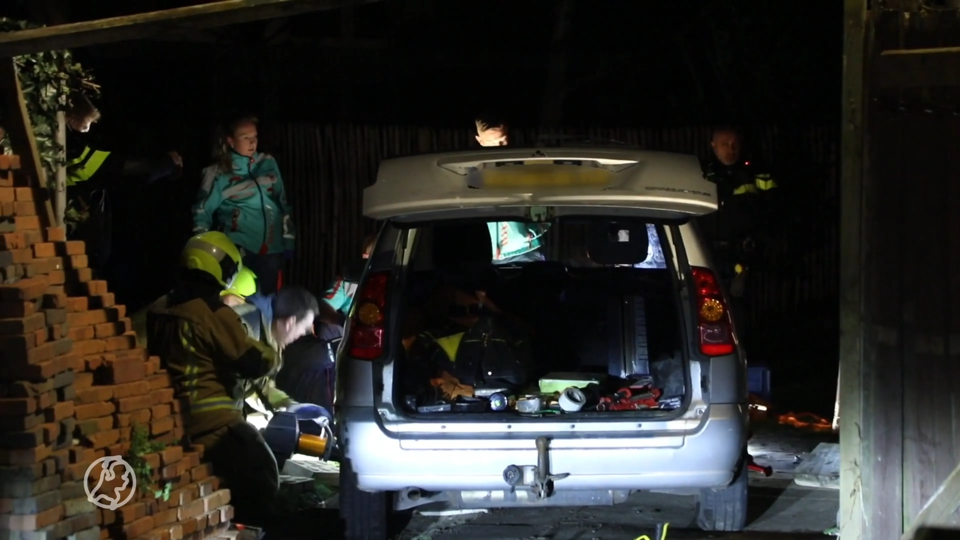 Krik schiet los, man komt onder auto terecht