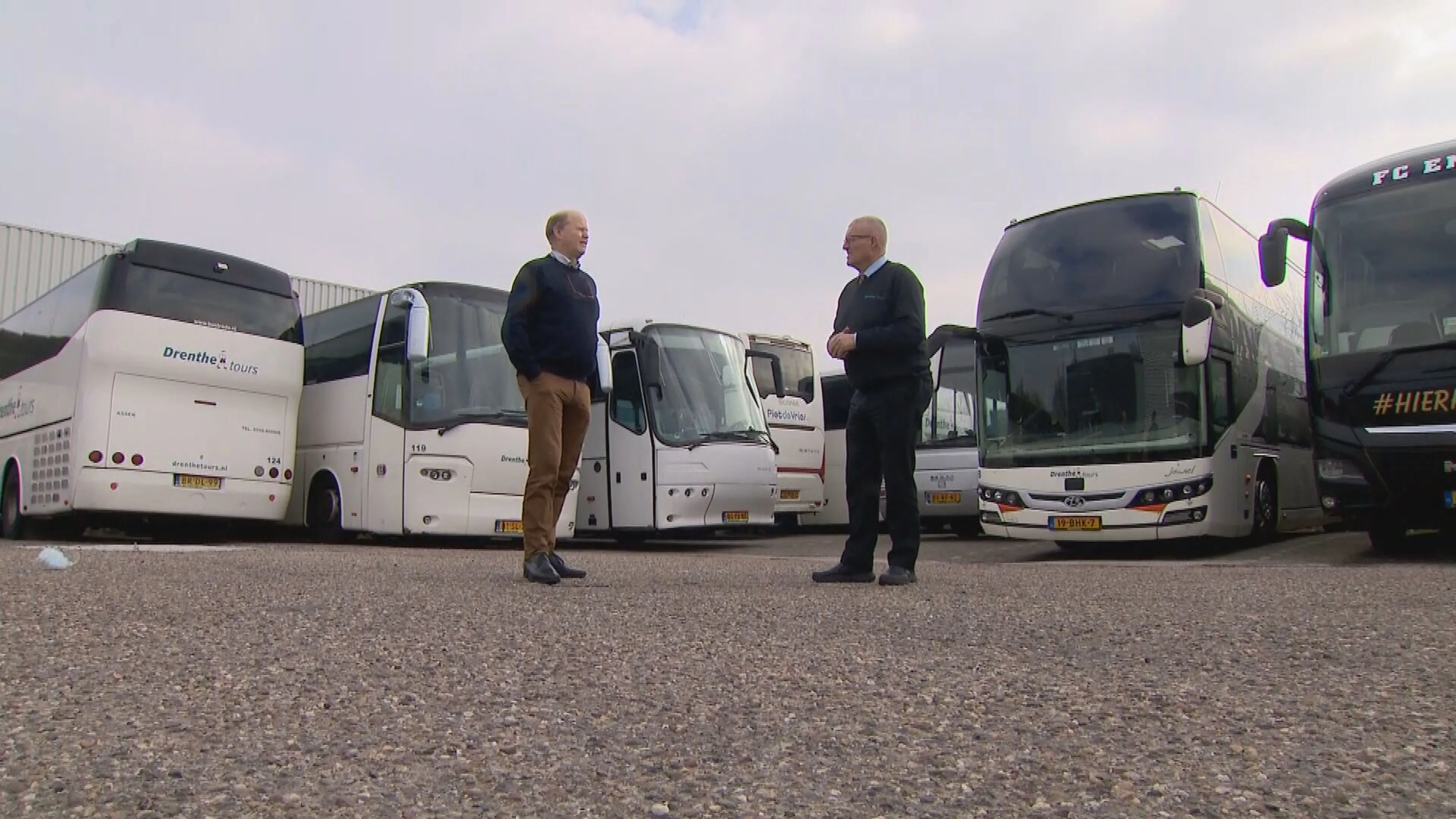 Touringcarbedrijven snakken naar versoepelingen: 'Straks is iedereen met vakantie'