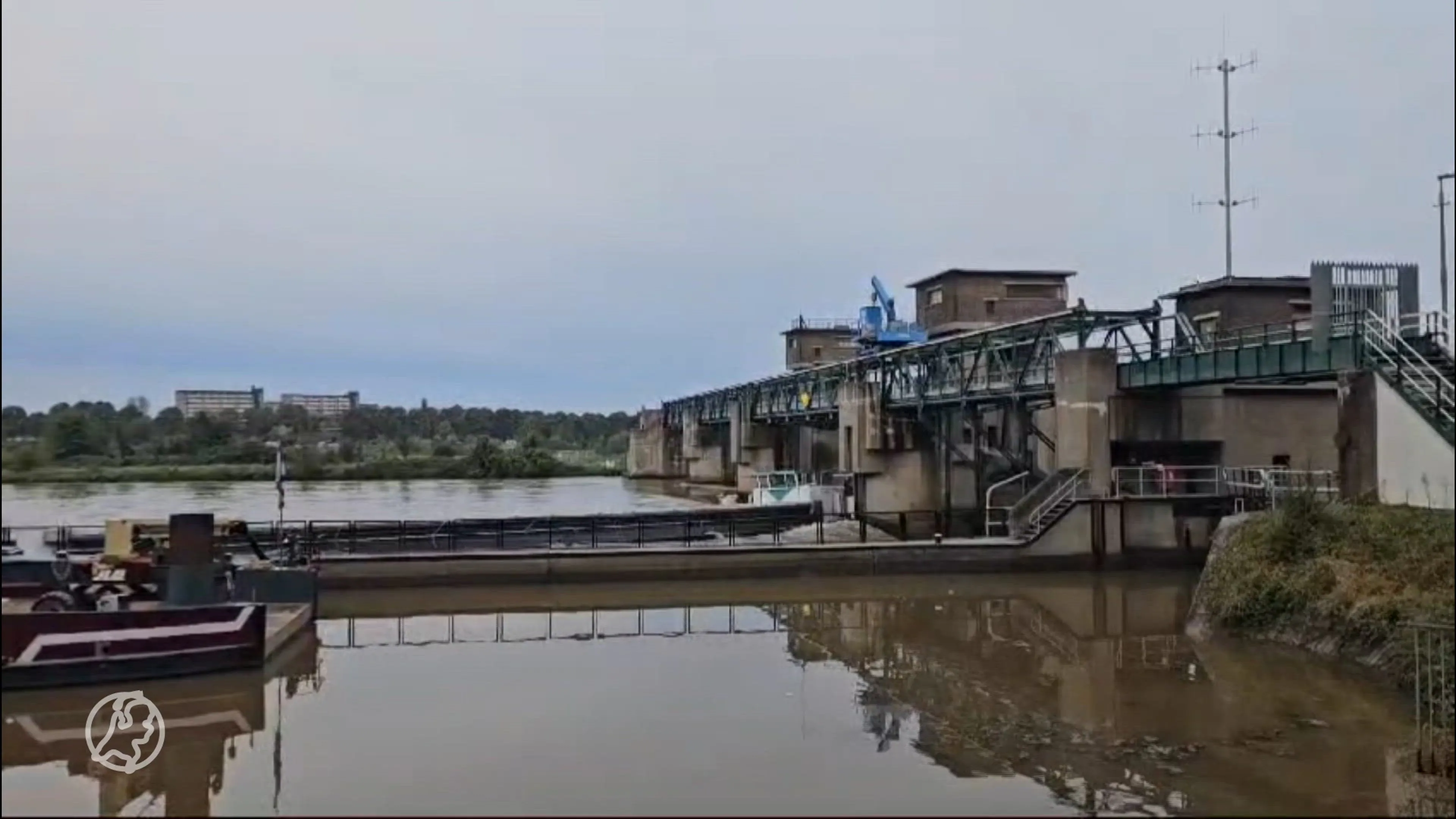 Vrachtschip met zand vaart tegen stuw en zinkt in Maastricht