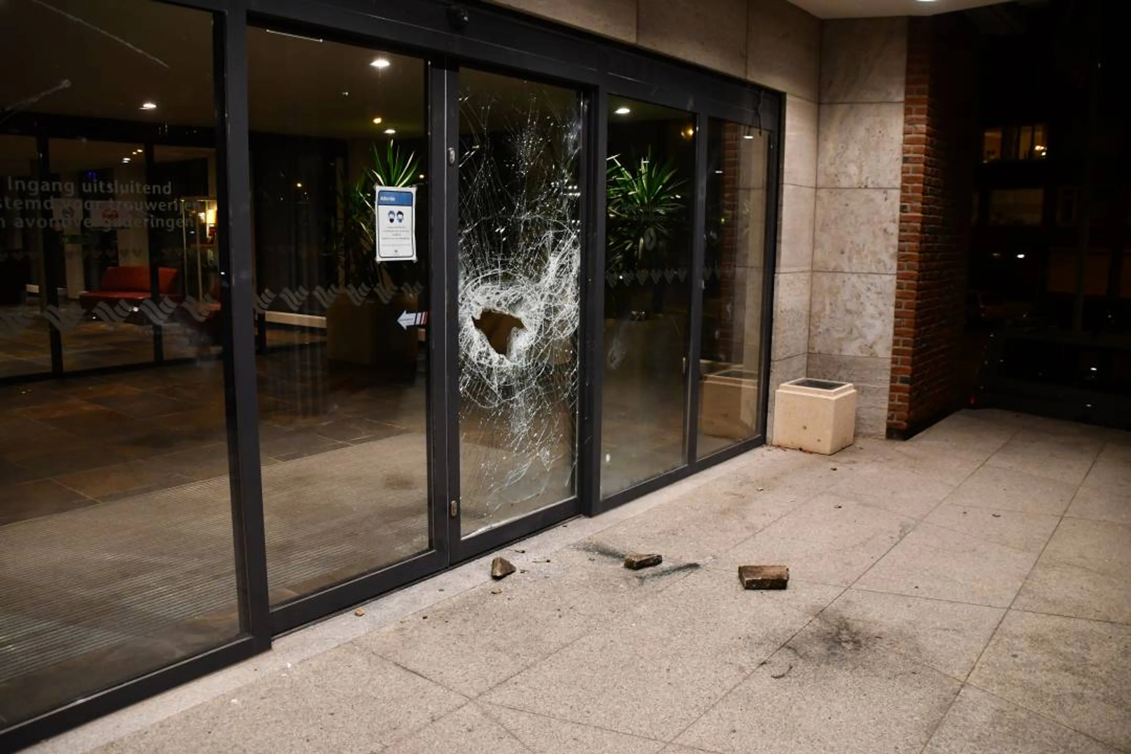 Gemeentehuis in Vlissingen bestookt met vuurwerk door rellende jongeren