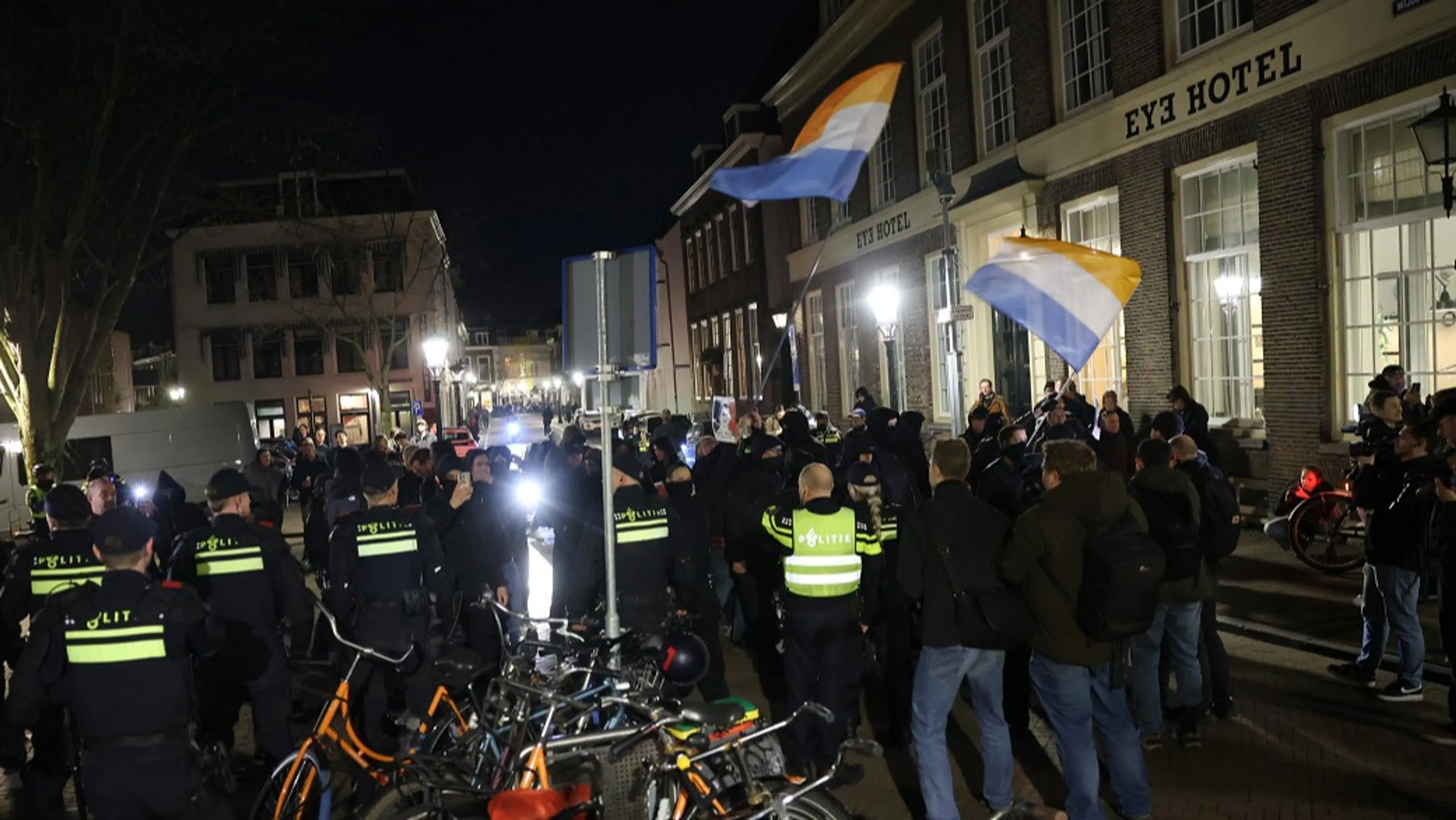 Grimmige sfeer bij herdenking in Utrecht, vuurwerk gegooid