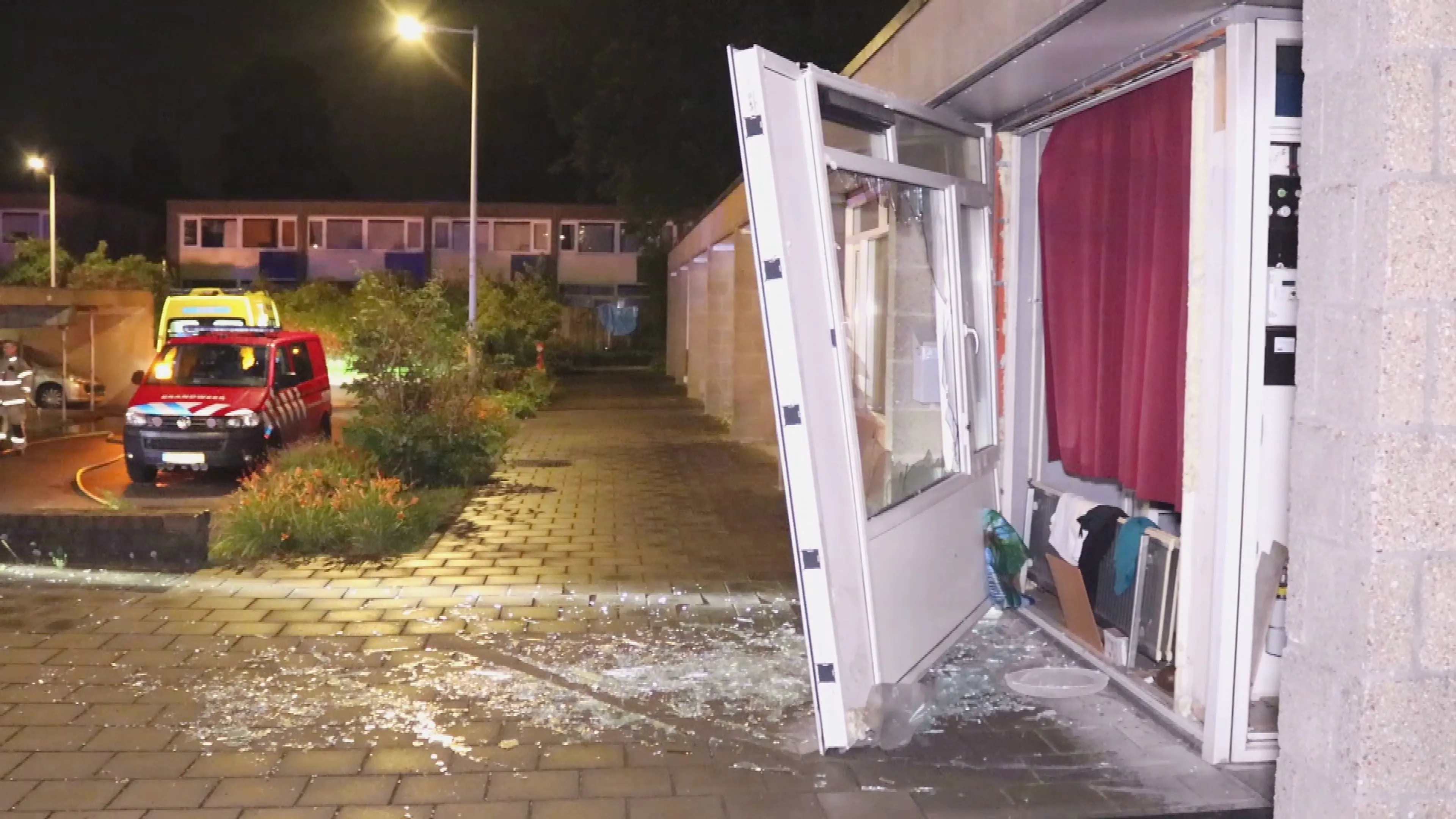 Explosie blaast voor- en achtergevel uit woning Amsterdam, bewoner gewond