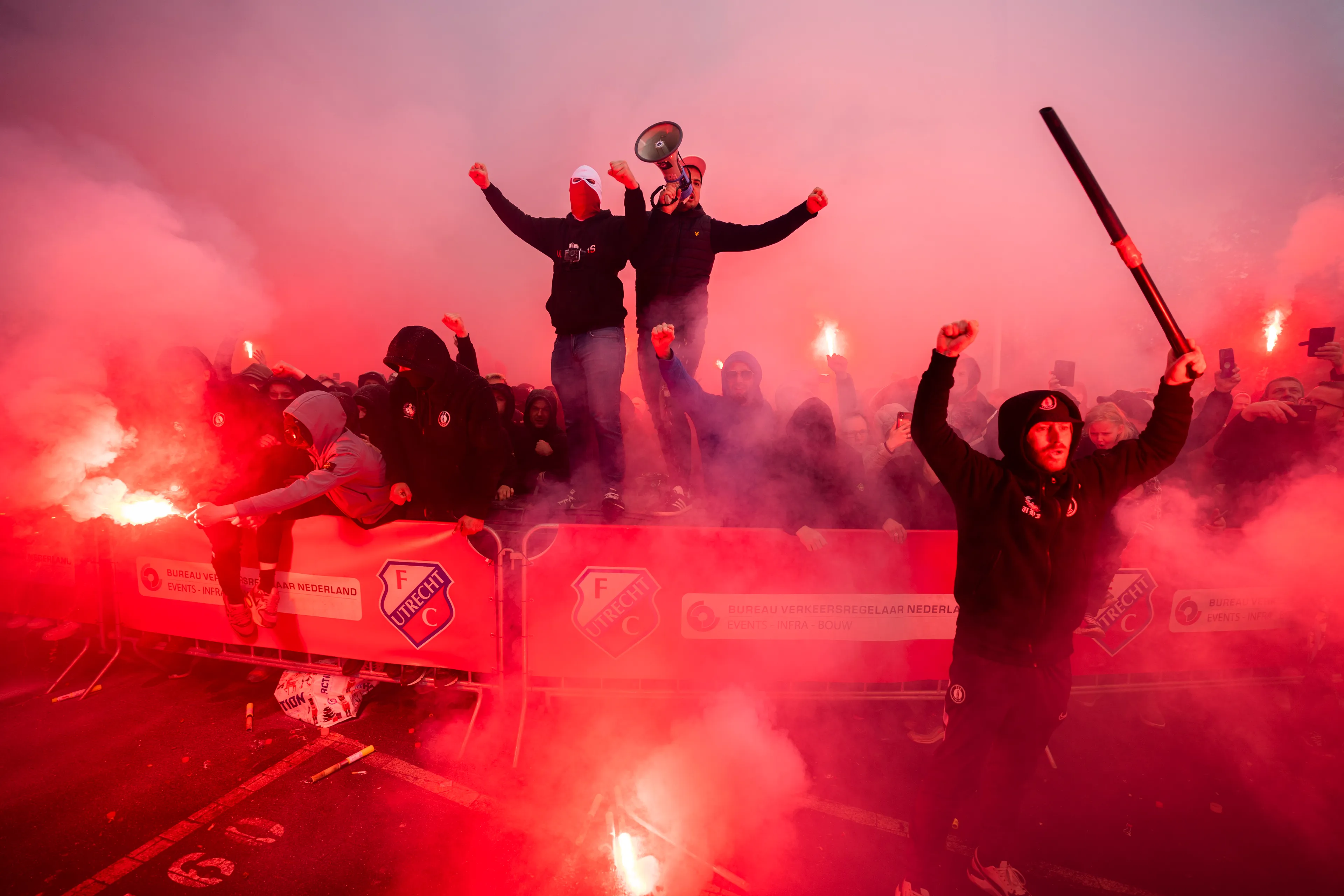 Honderden supporters zwaaien spelersbus FC Utrecht uit op weg naar 'plek in Europa'