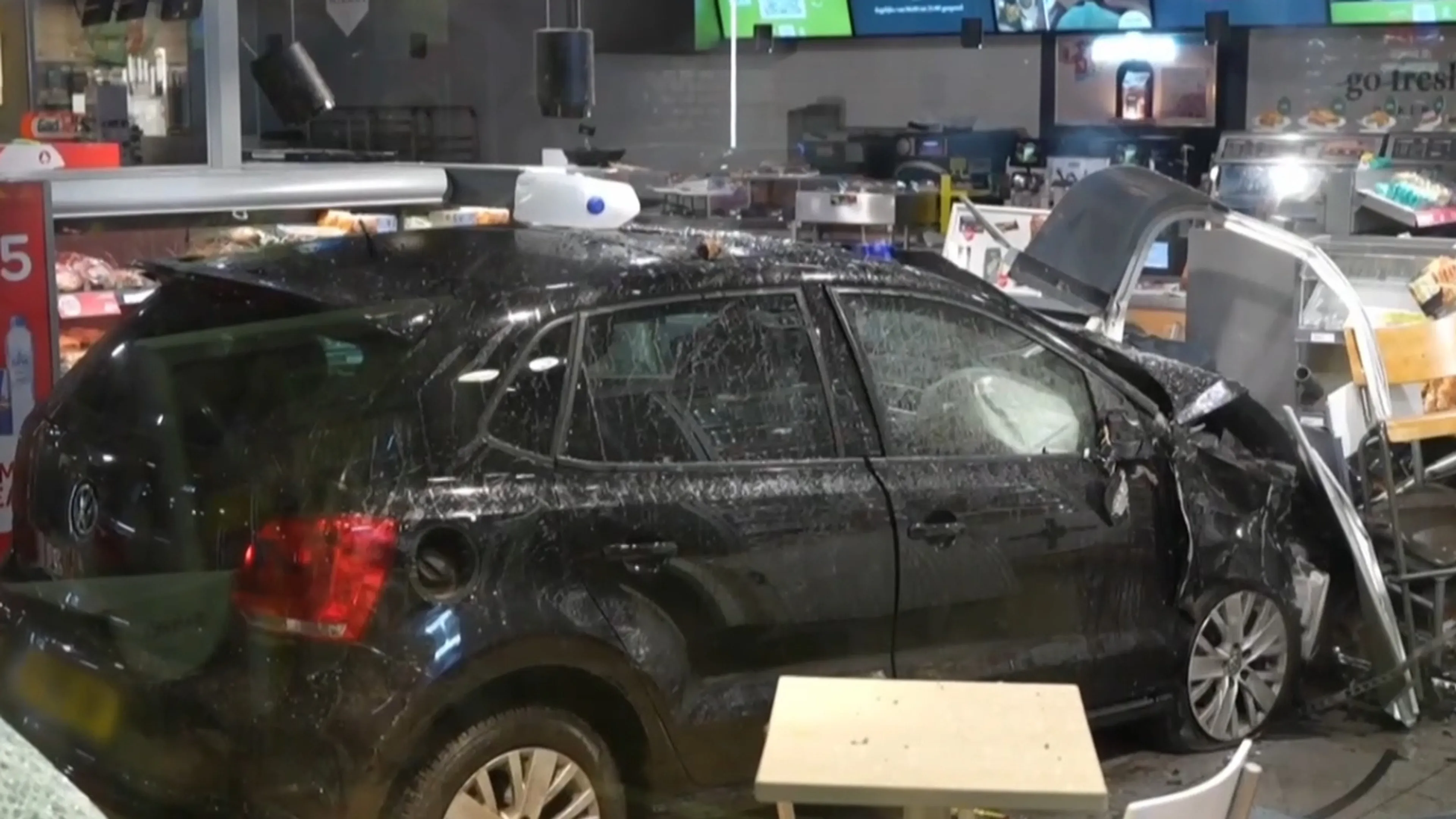 Enorme ravage nadat automobilist tankstation langs A50 binnenrijdt