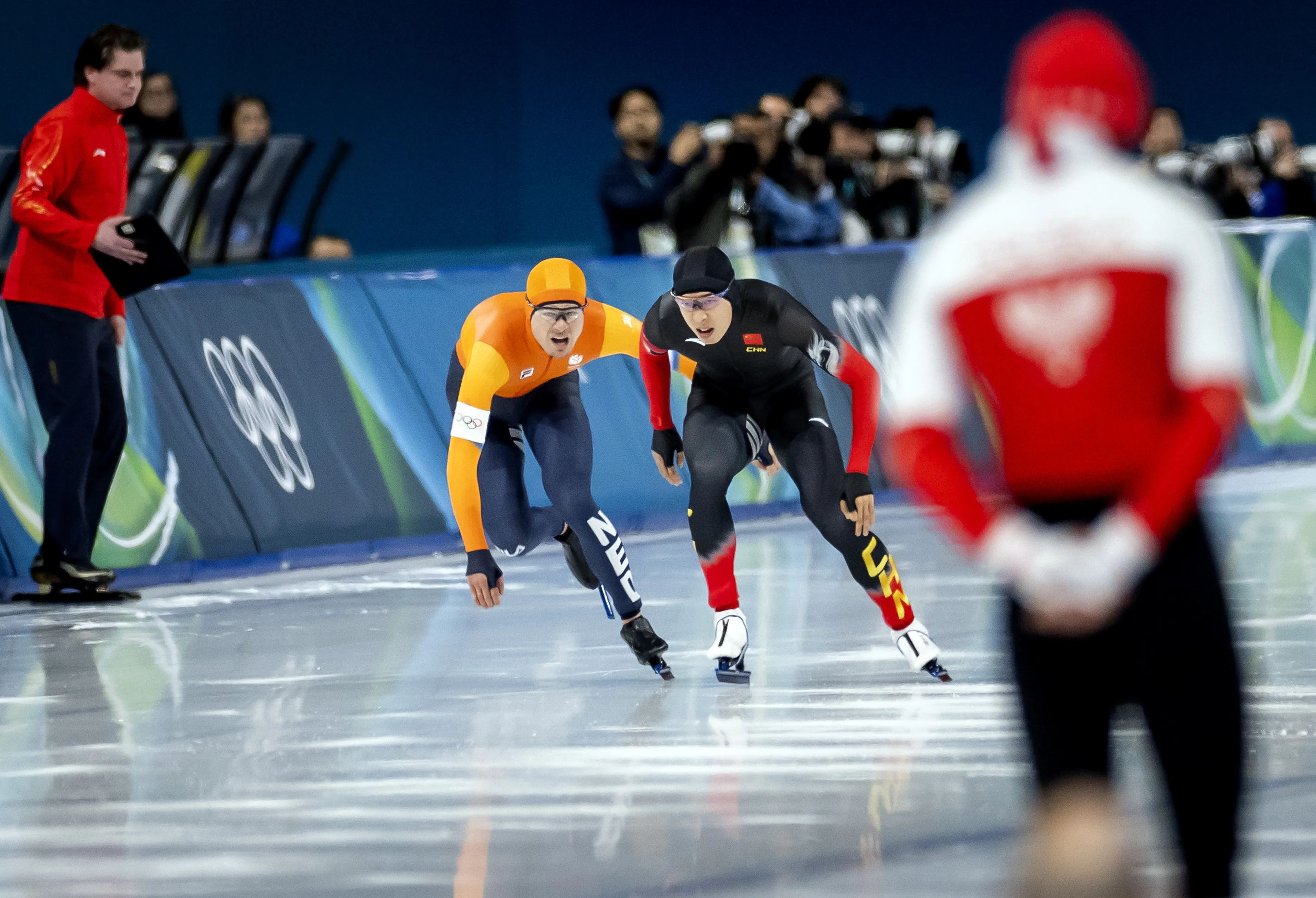 Wennemars rijdt na hinderen door Chinees Ziwen Lian 1000 meter over