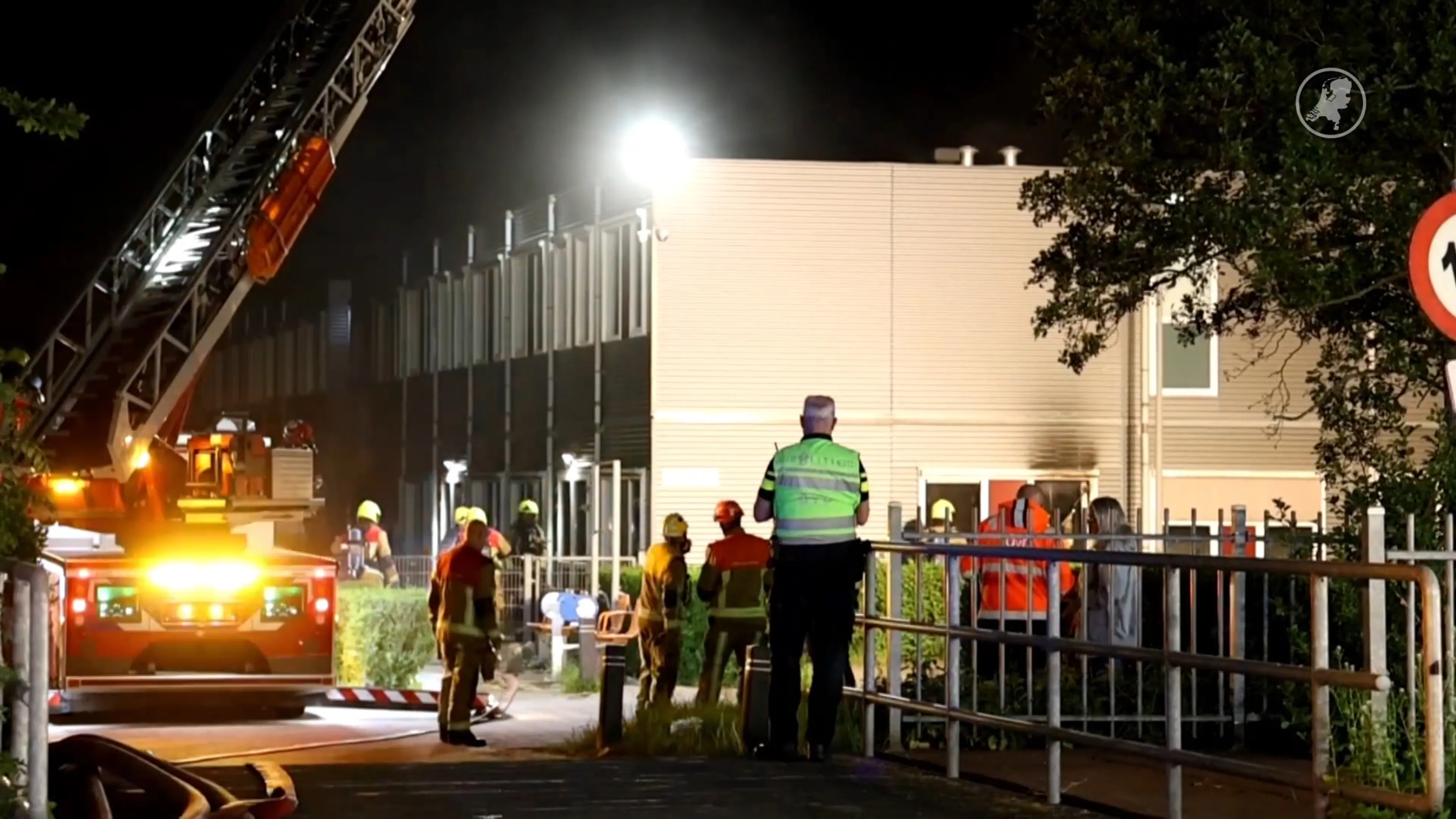 Uitslaande brand in toekomstig azc in Haarlem, veel hulpdiensten ter plaatse