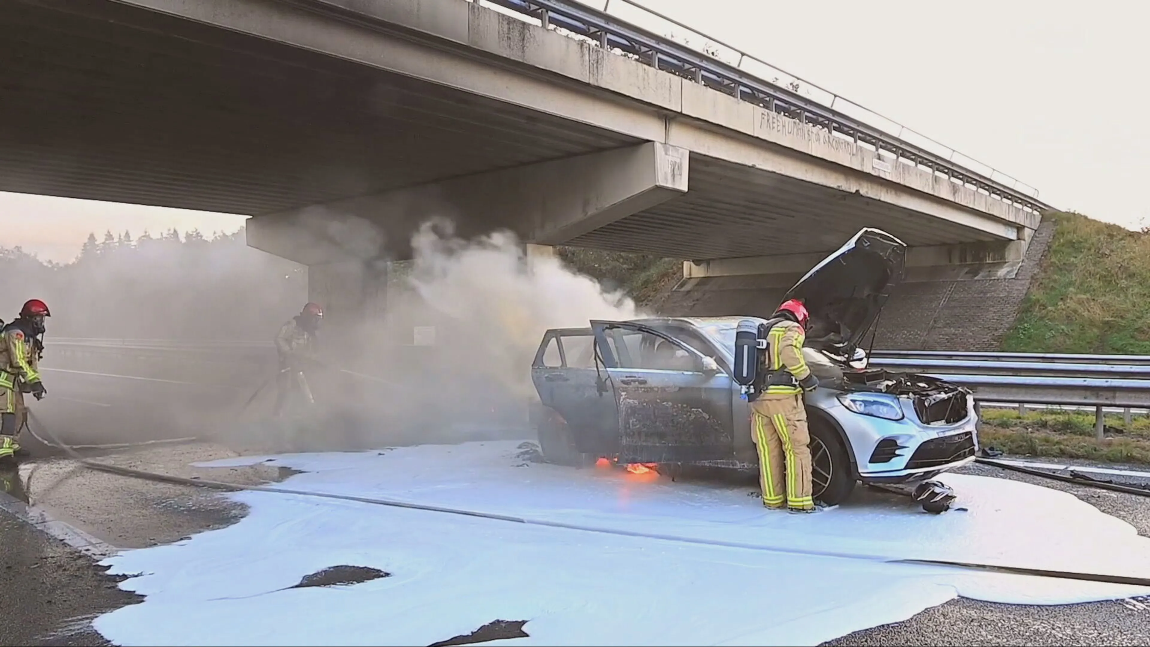 A2 bij Maarheeze dicht na groot ongeval met meerdere auto's in brand