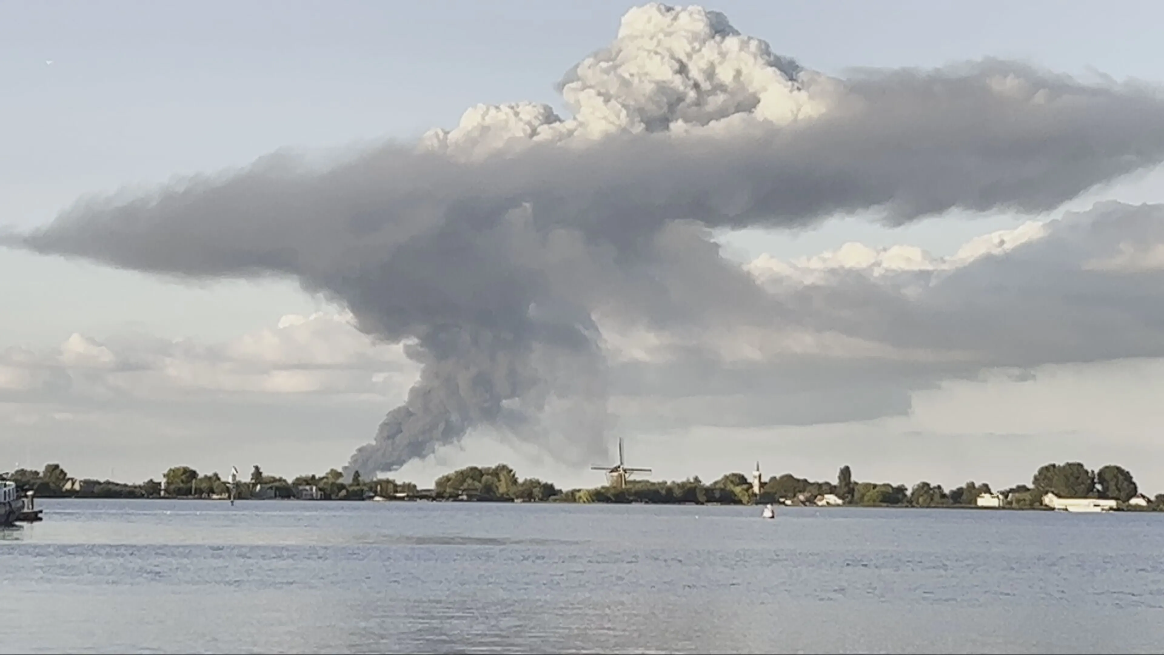 Caravanstalling Aalsmeer volledig verwoest door grote brand