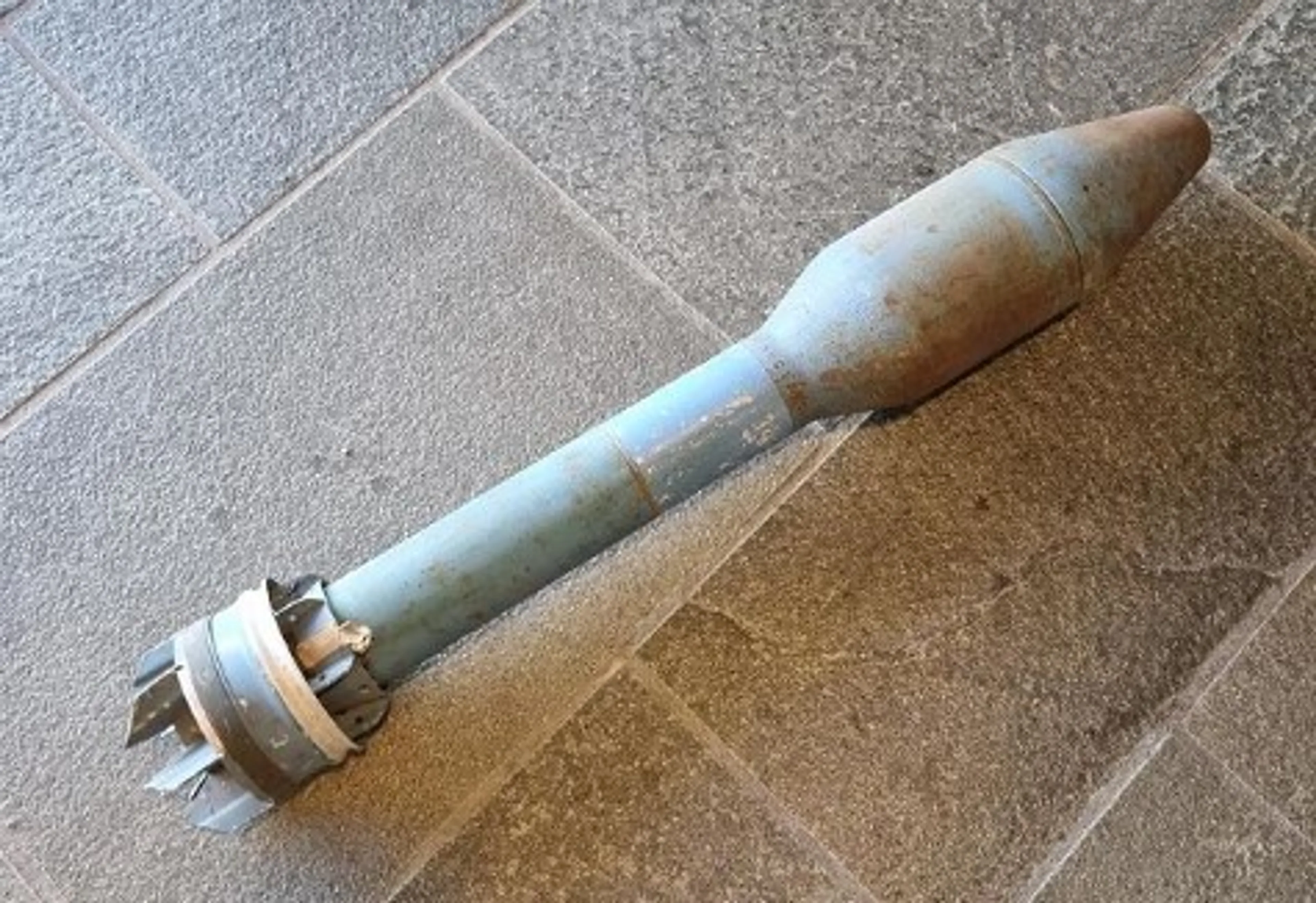 Persoon wandelt met mortiergranaat politiebureau Uithoorn binnen