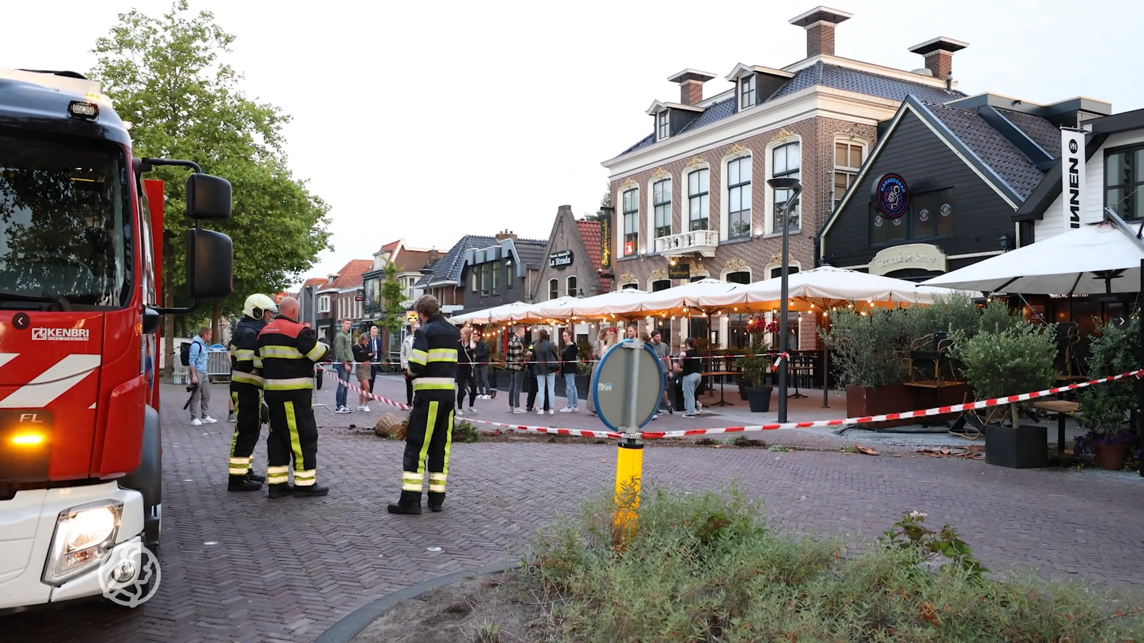 Auto rijdt in op terras Drachten en richt ravage aan: drie personen aangehouden