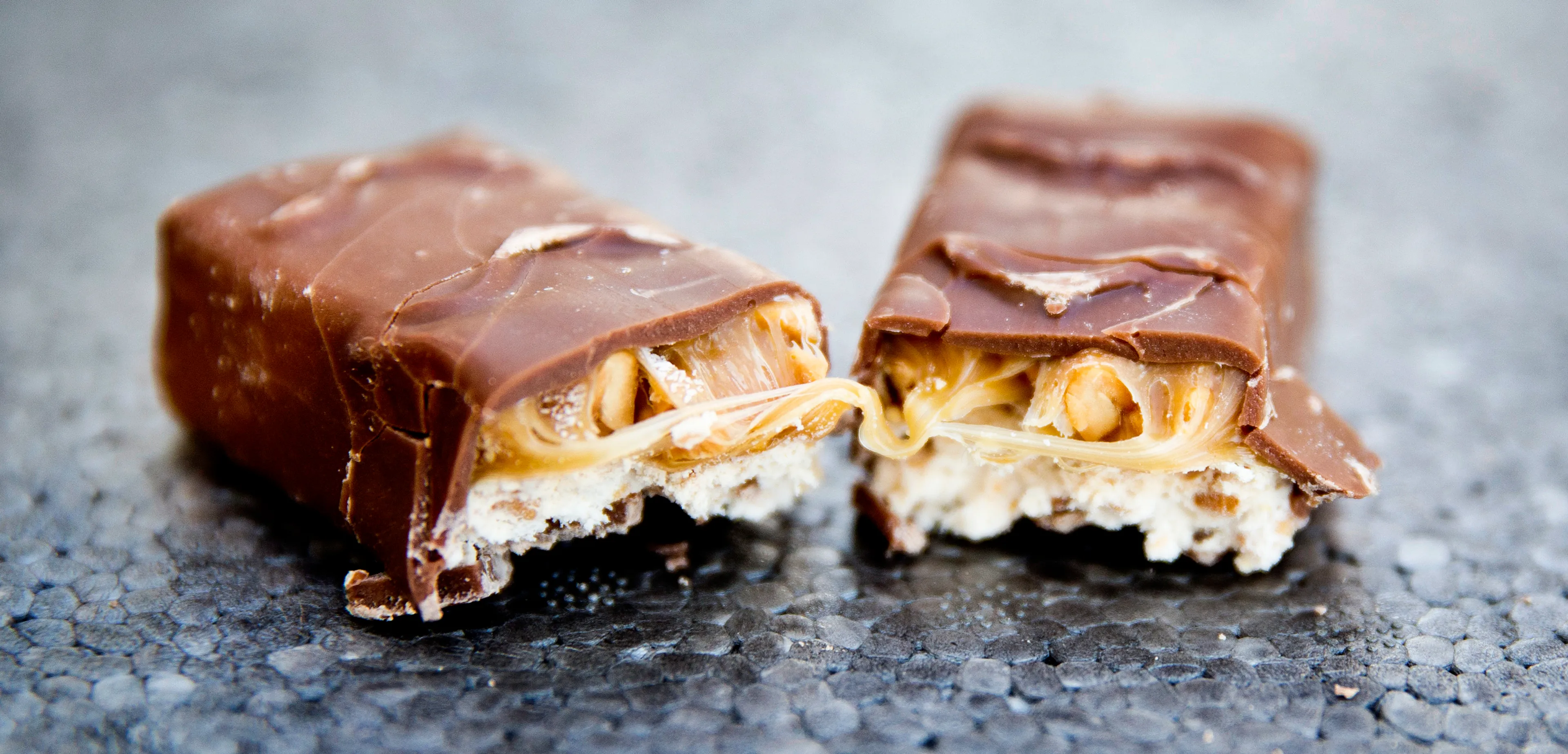 Man gooit Snickers met geheim ingrediënt over gevangenismuur