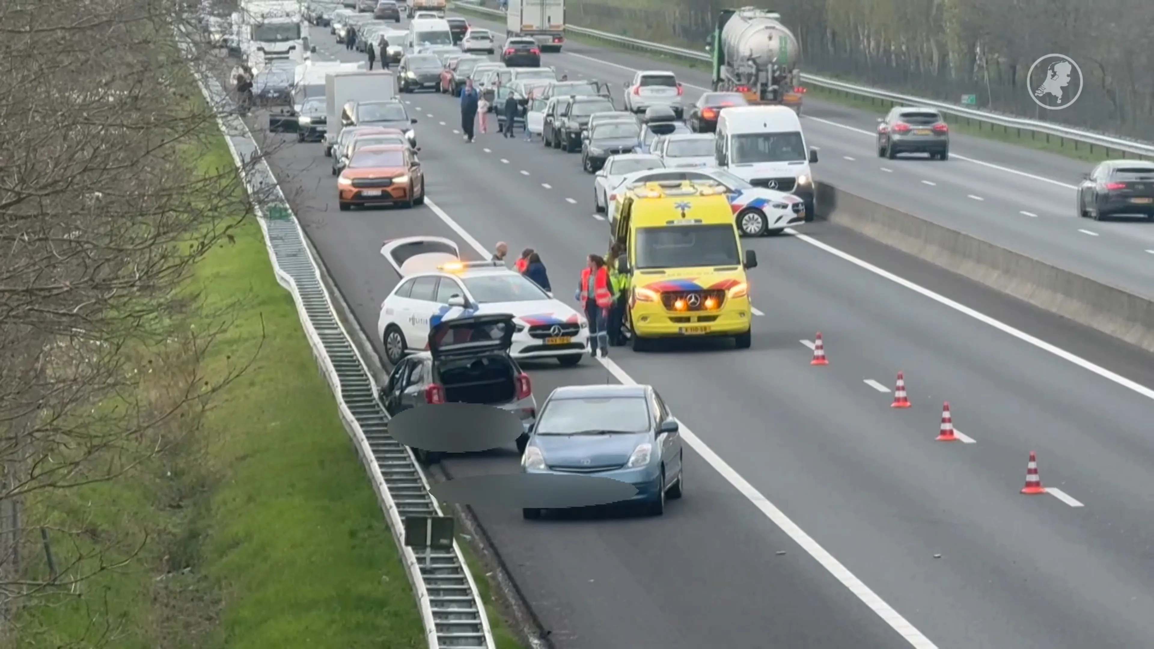 Spookrijder veroorzaakt botsing met meerdere auto' op de A67