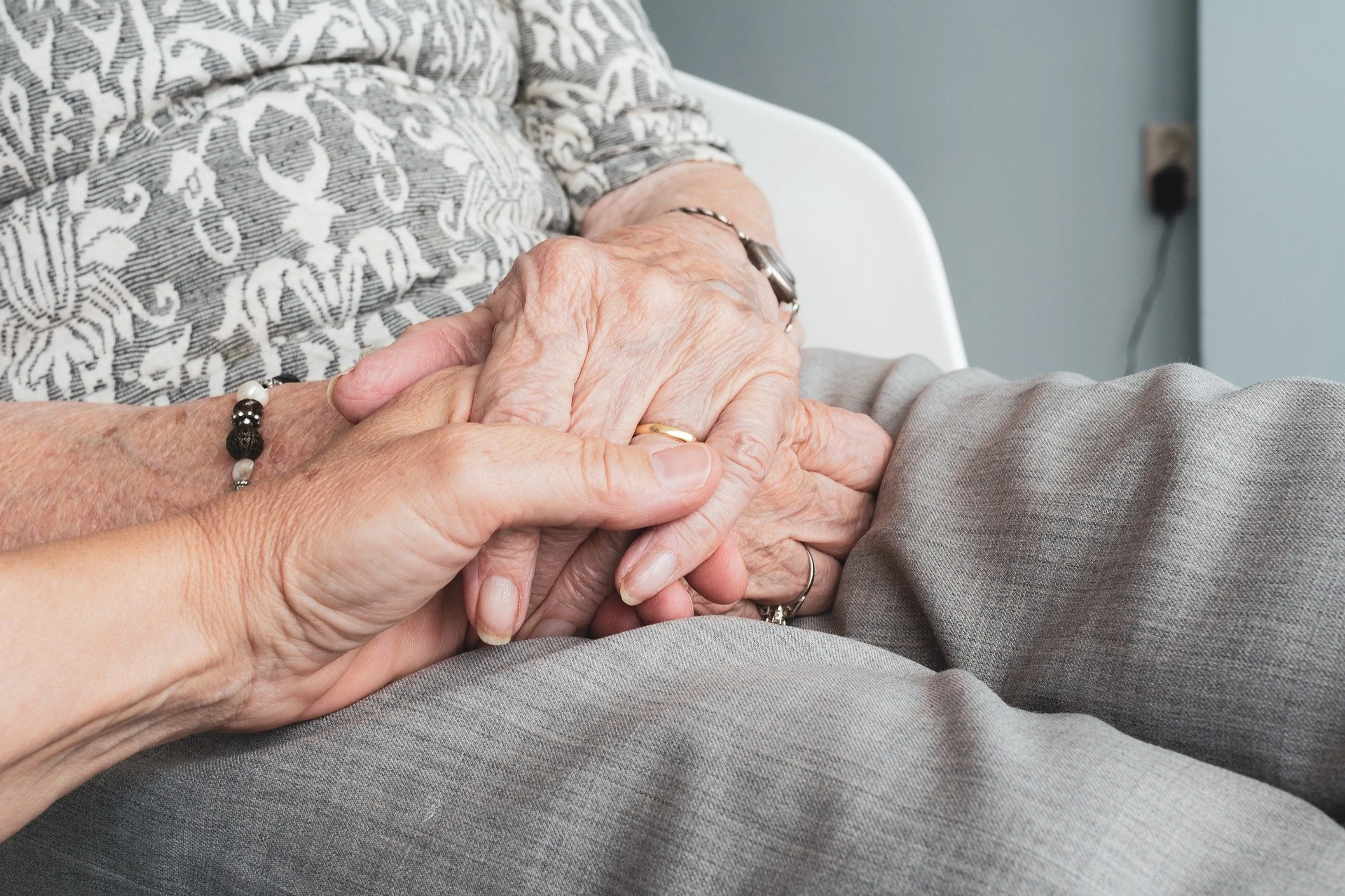 Agenten beuken verkeerde deur in voor reanimatie, oudere vrouw schrikt zich het leplazarus