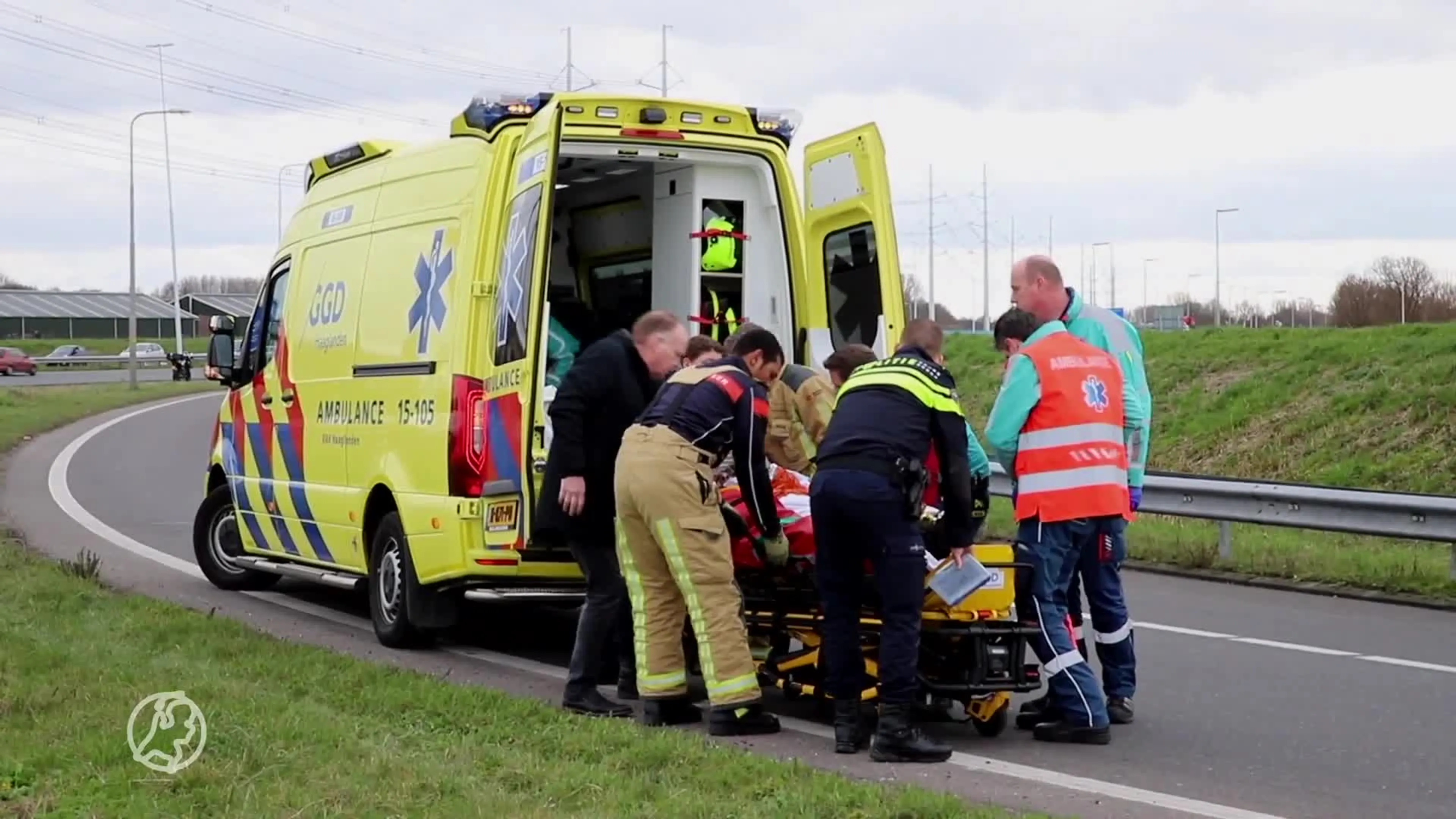 Automobilisten houden hoofd bestuurder boven water na zwaar ongeval A4 Schipluiden
