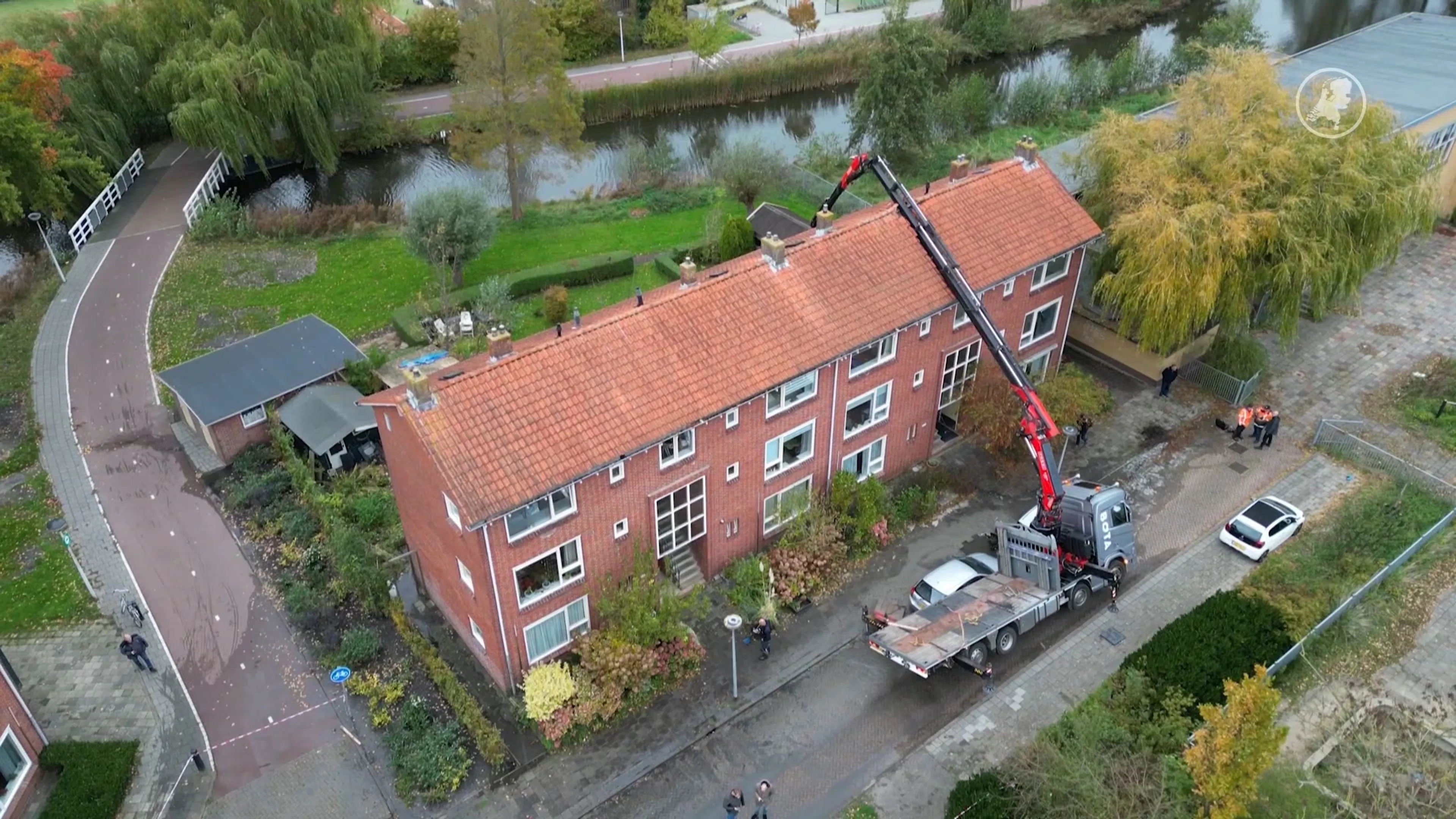 ZIEN: Kraan valt om en komt op dak van woningen terecht