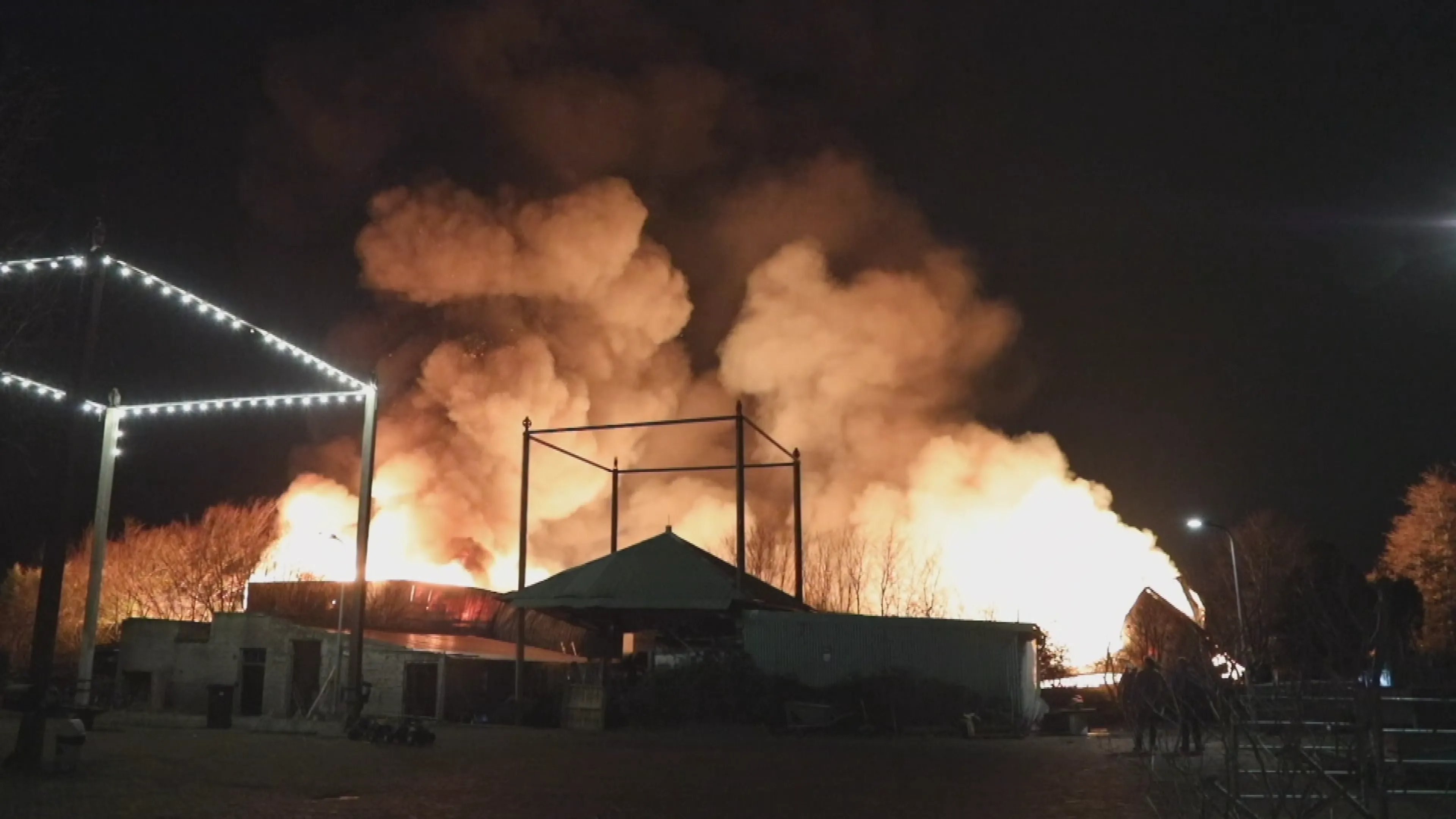 Zeer grote brand verwoest paintballcentrum in Hillegom