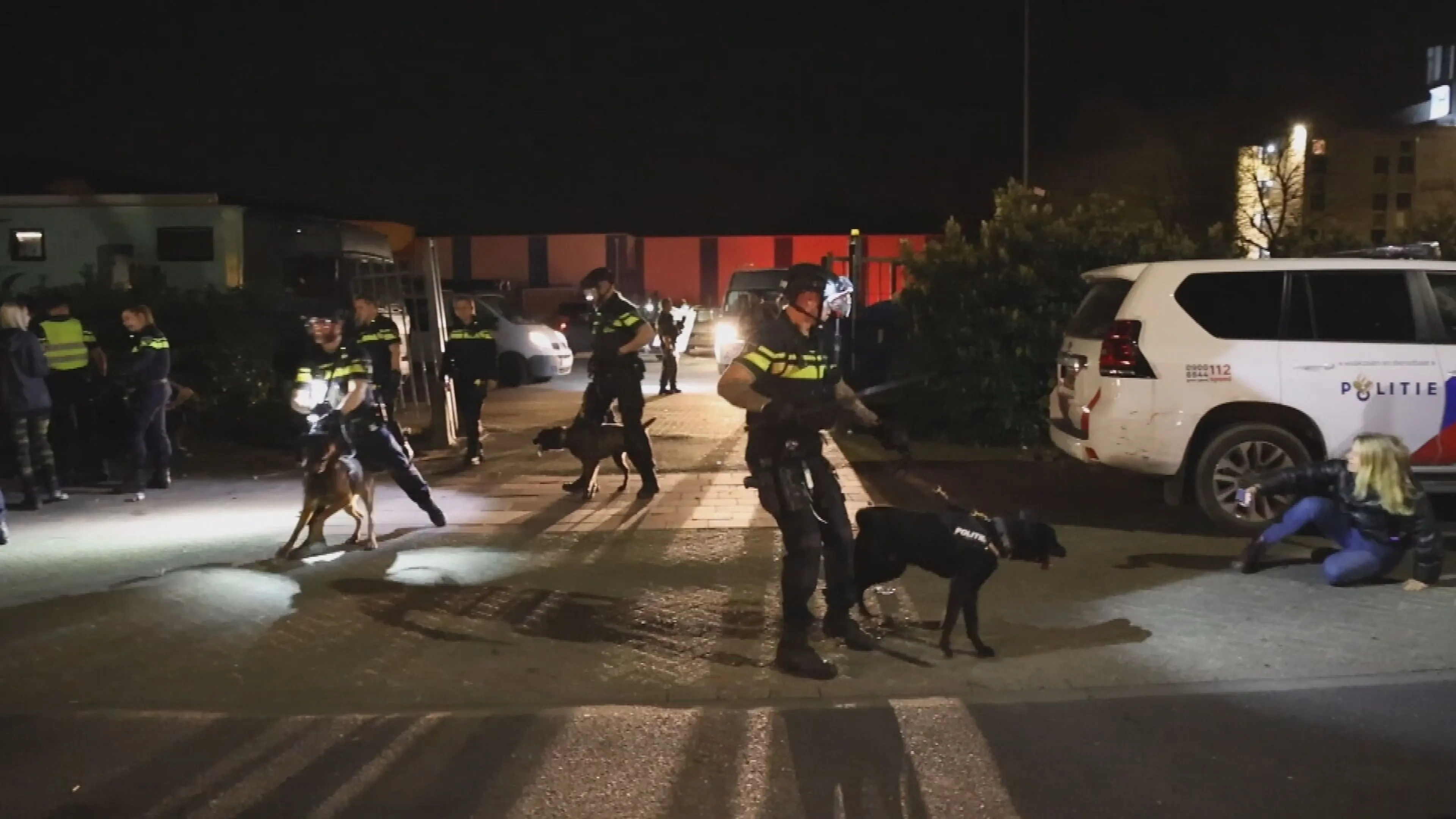 Drie agenten gewond bij beëindigen illegaal feest in Best