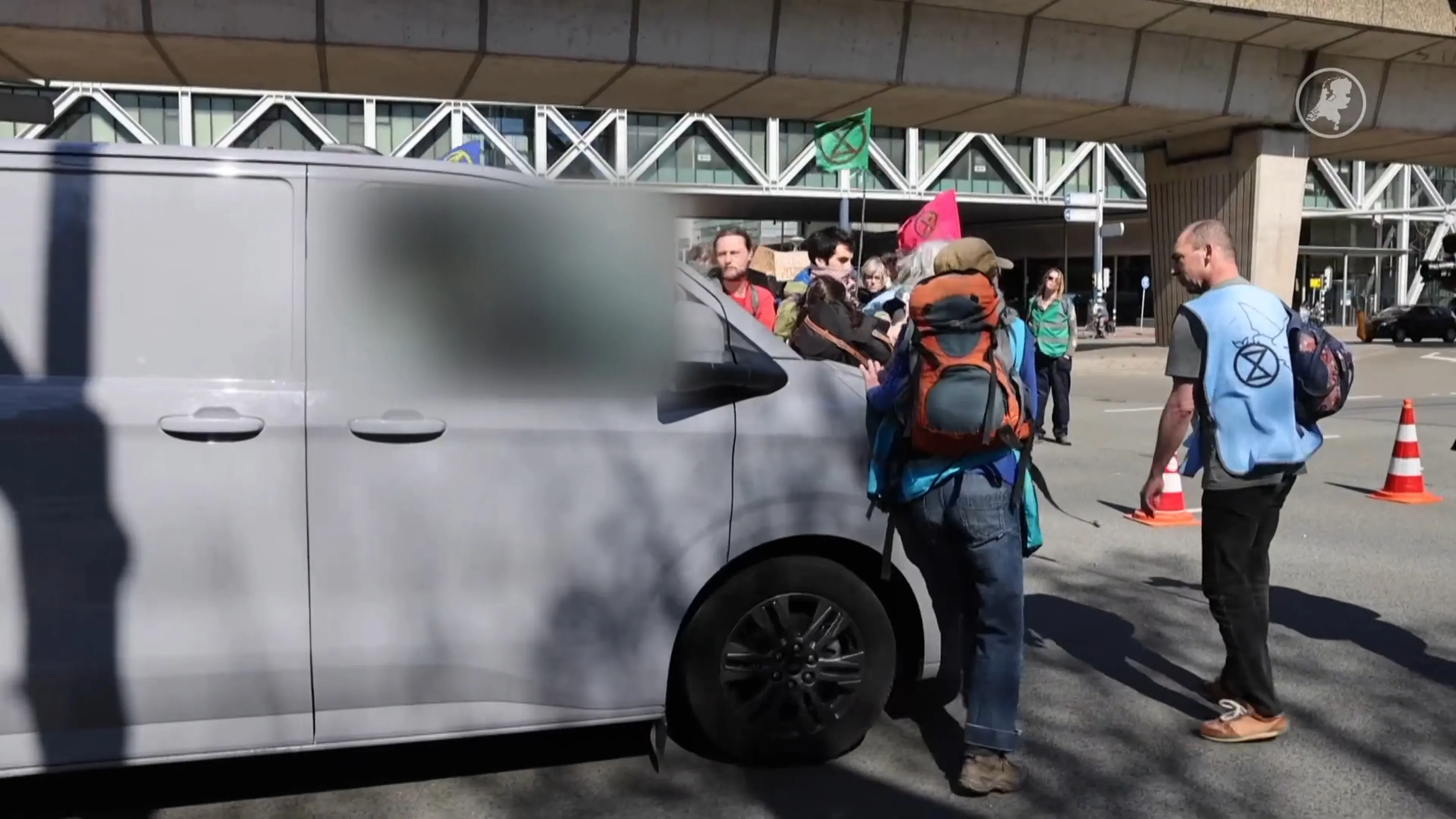 Busje rijdt door menigte betogers XR tijdens demonstratie