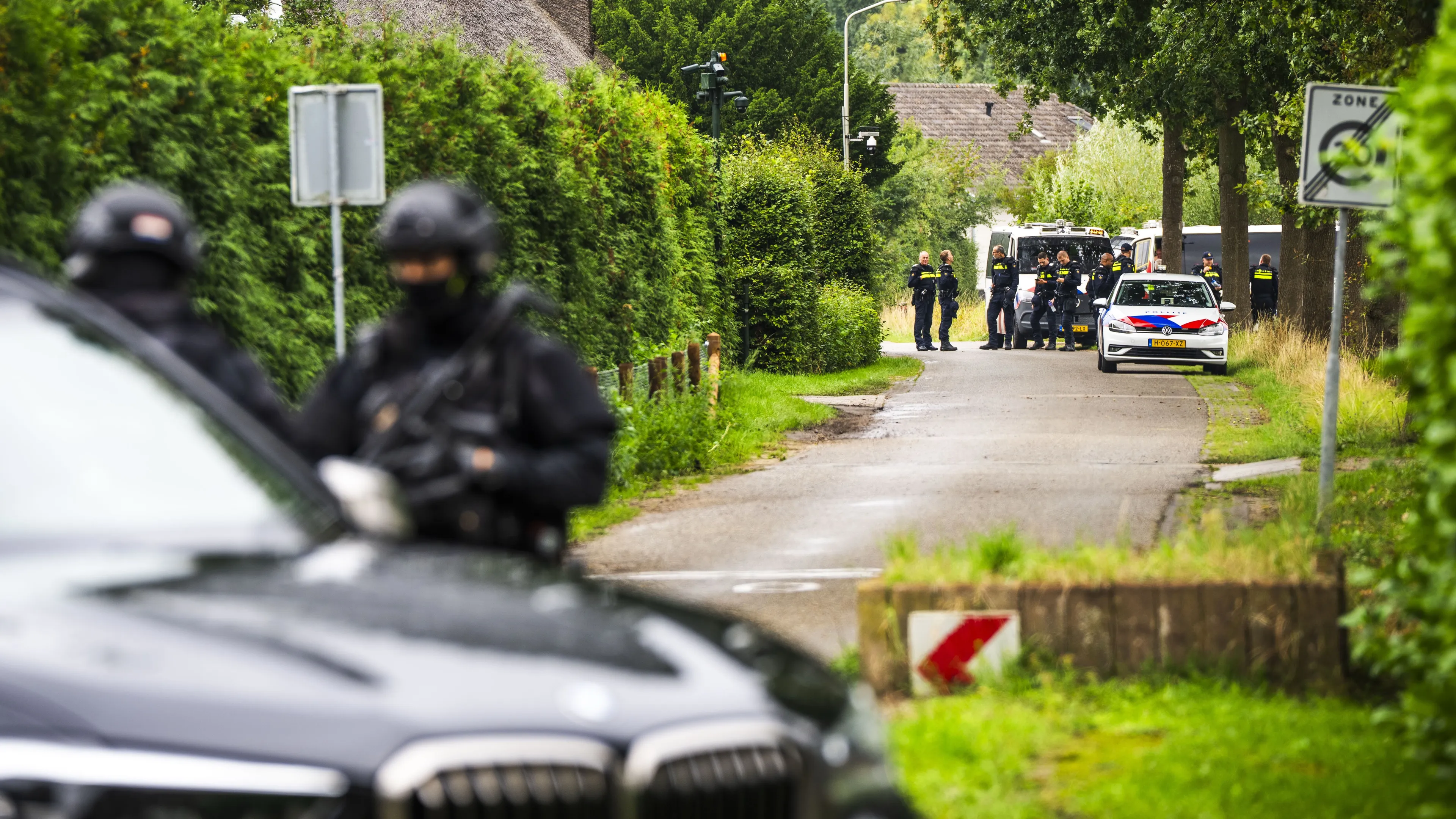 32 verdachten geweld Overasselt voorgeleid om moord en doodslag