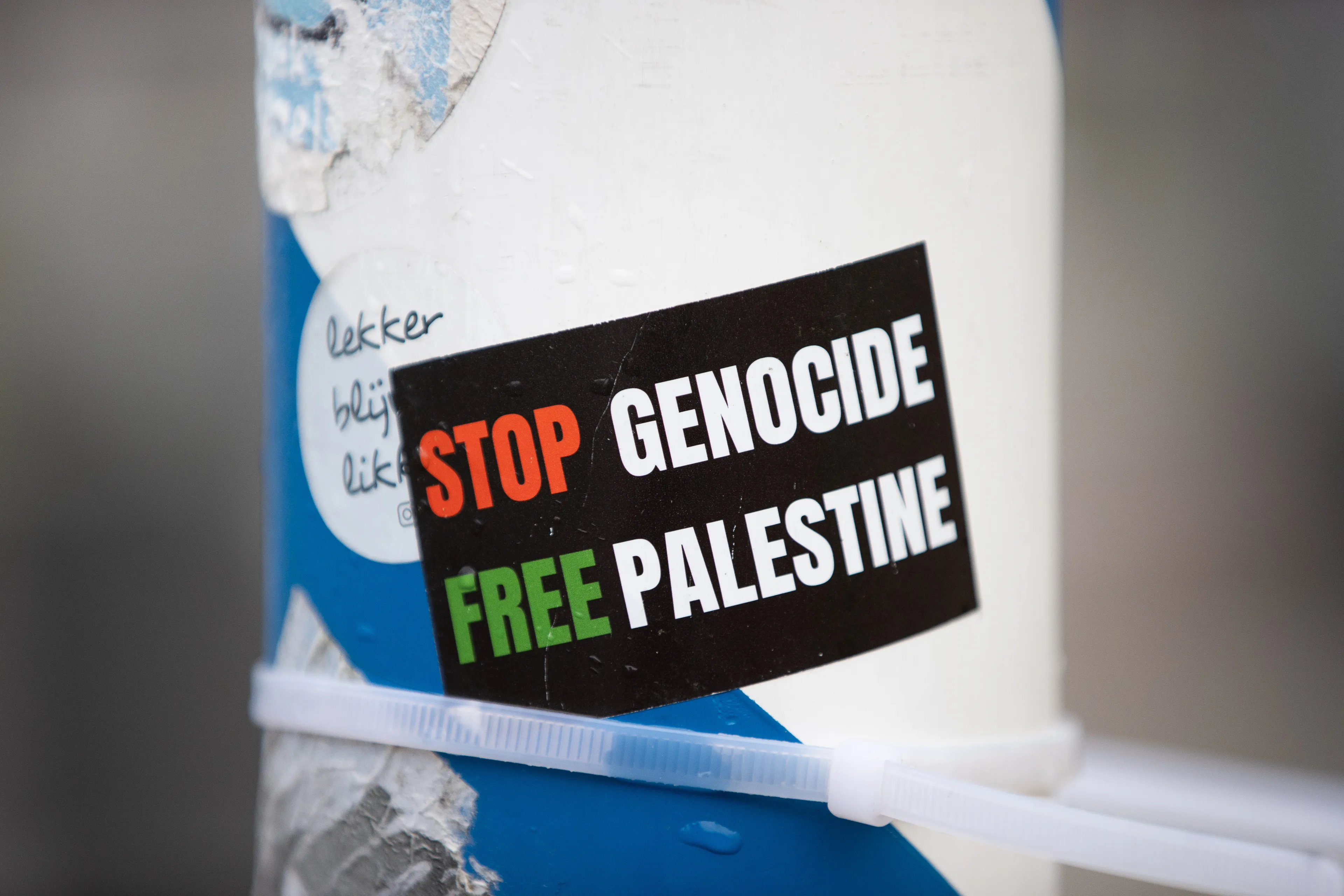 Amsterdam waarschuwt: laat 'Free Palestine'-stickers zitten na vondst scheermesjes