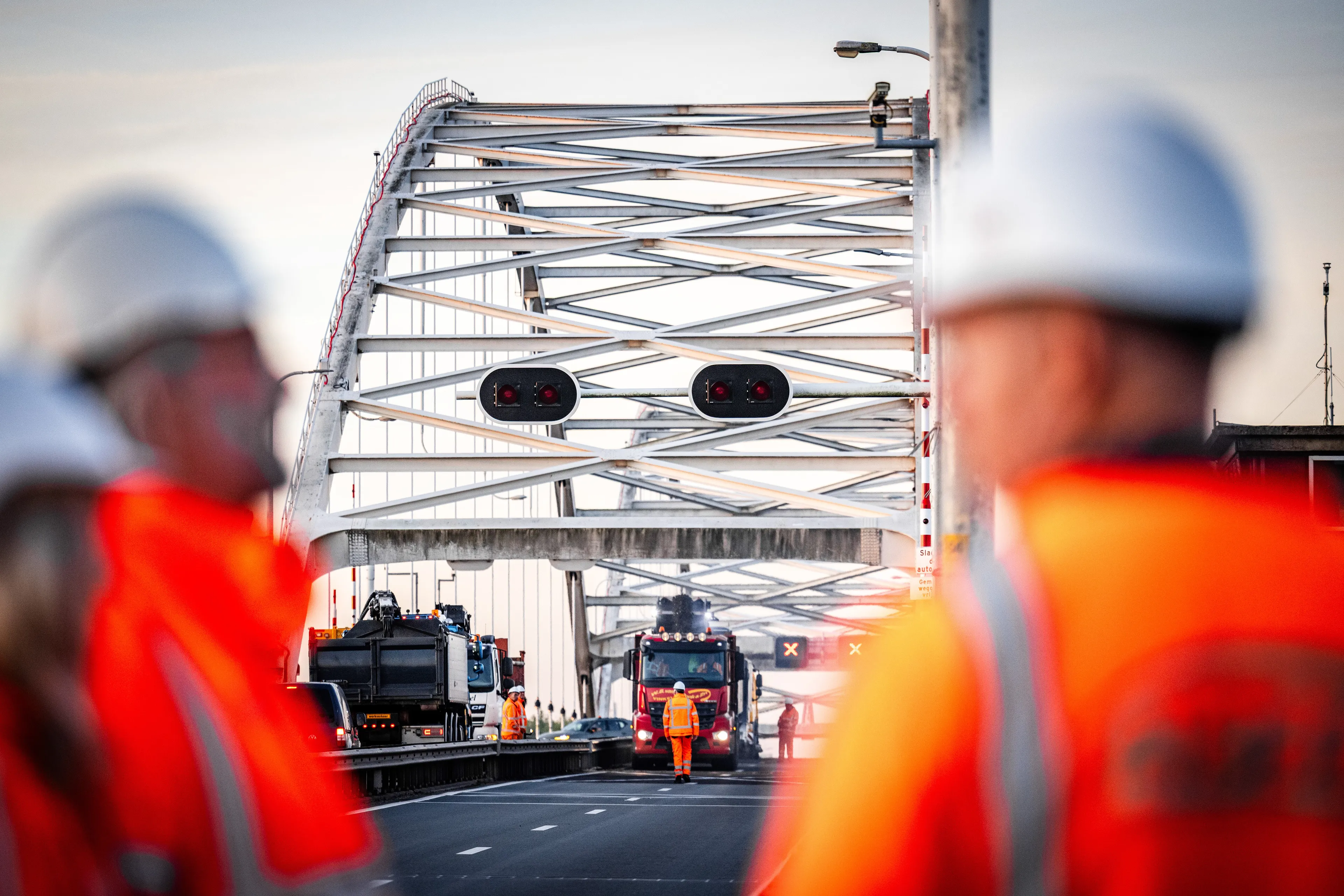 Merwedebrug dicht: 'opmerkelijk lange files' op alternatieve routes