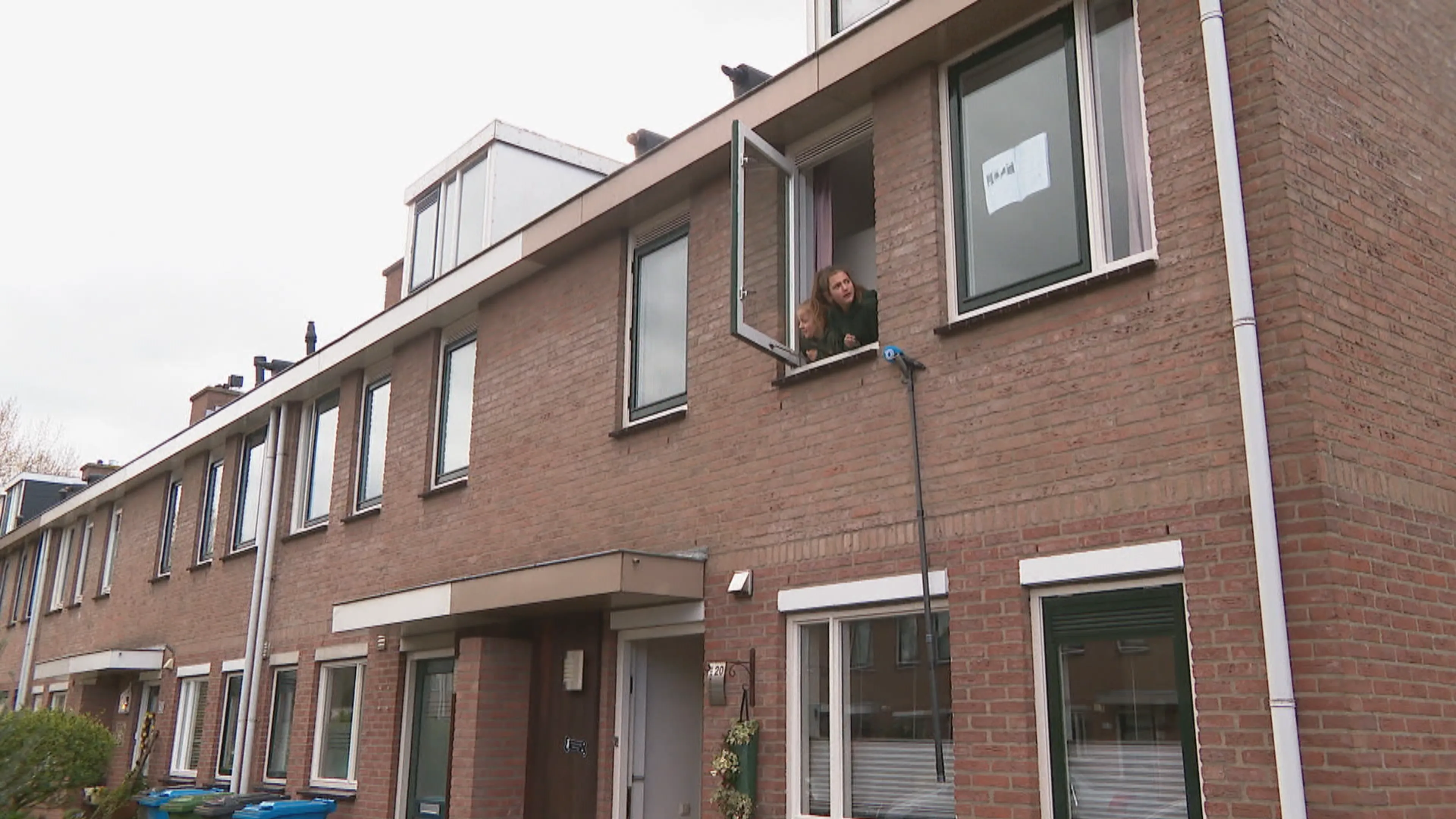 1 april of niet? Kinderen plakken huiswerk achter het raam voor 'nakijkdrone'