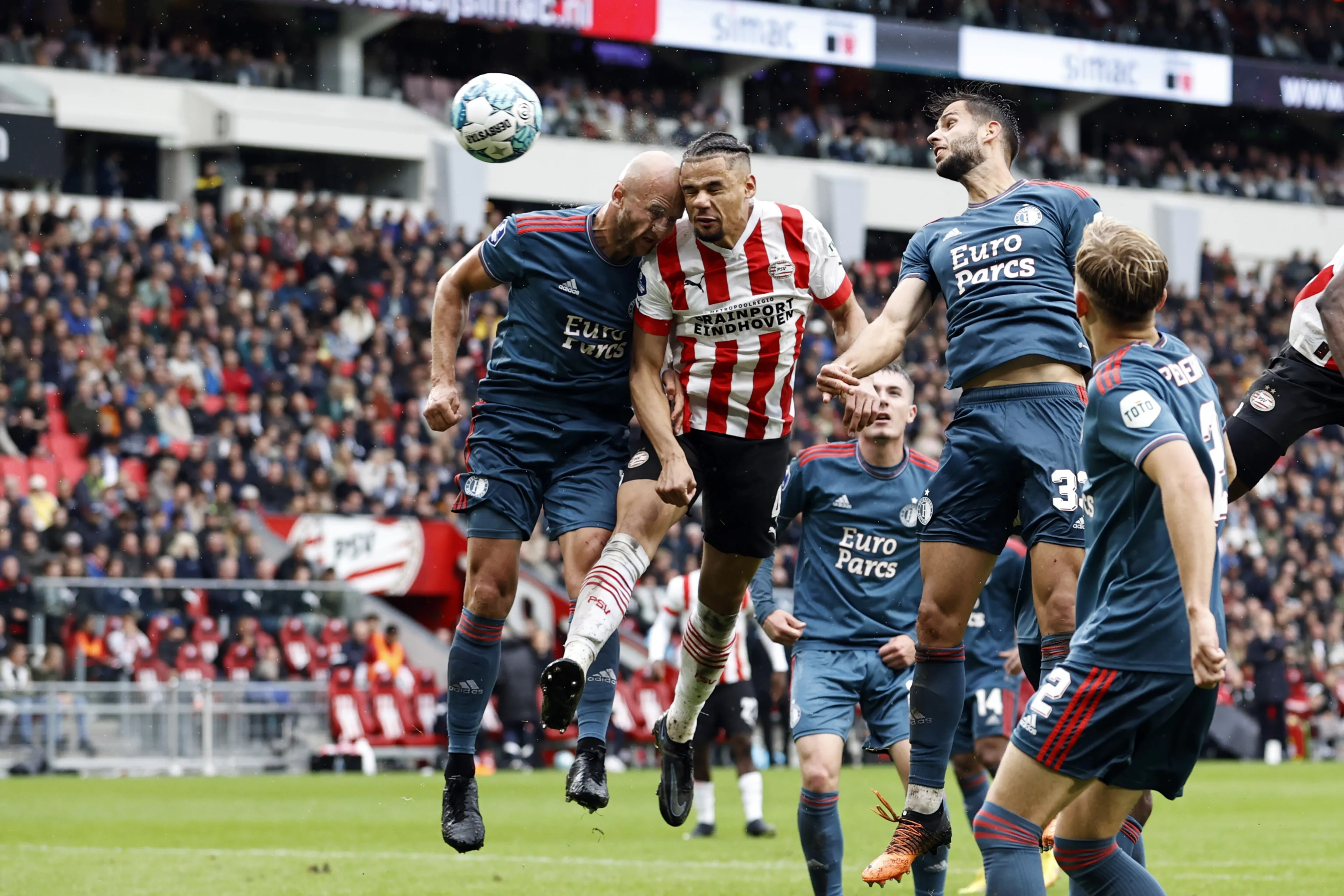 PSV wint doelpuntrijke topper van Feyenoord