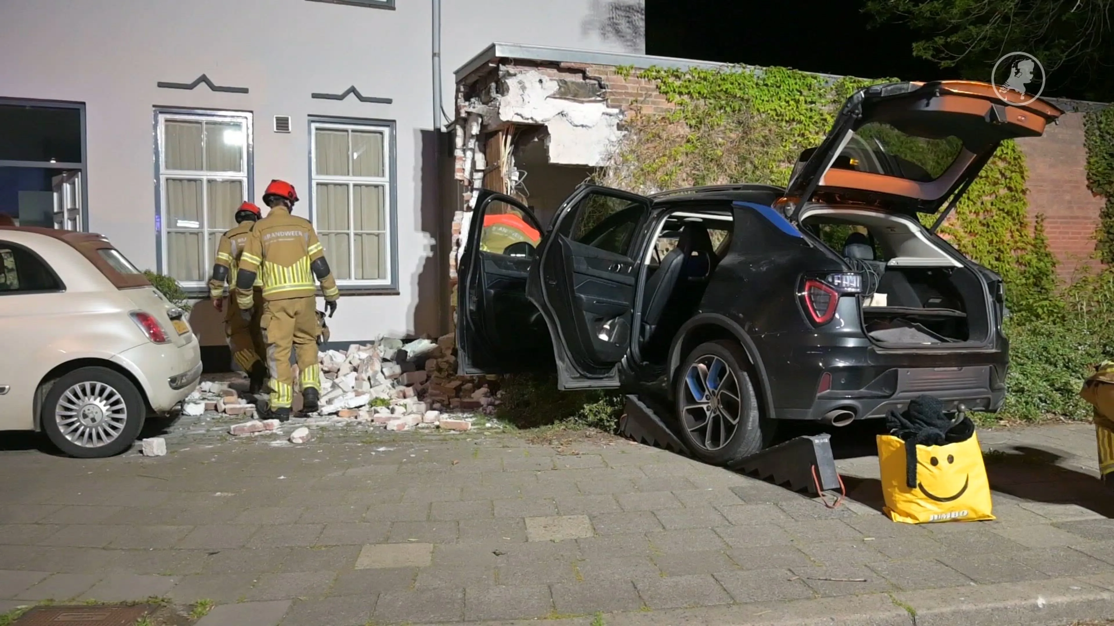 Auto rijdt woning binnen in Breda, bestuurder aangehouden