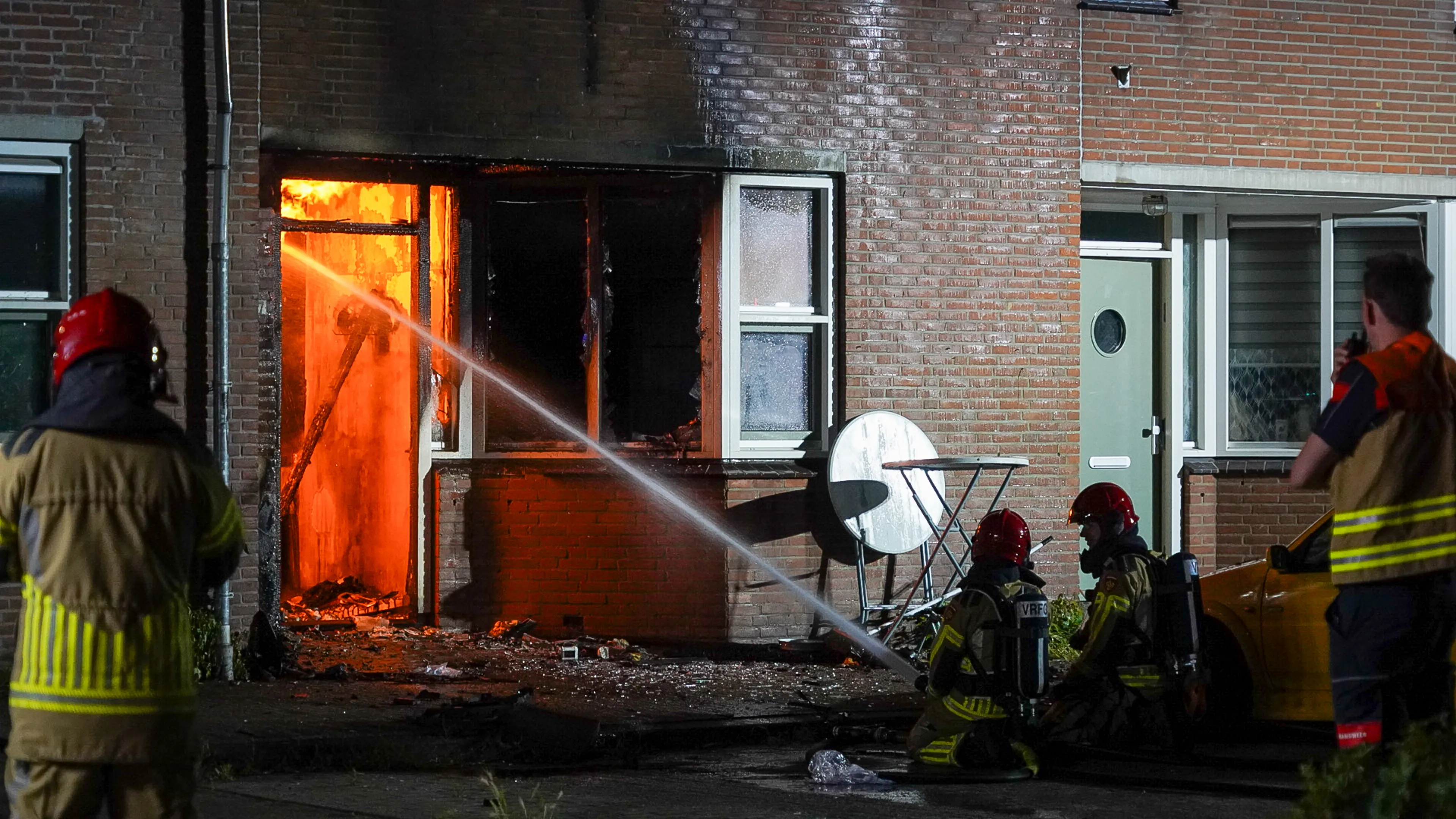 Explosie zet woning in lichterlaaie in Almere Haven