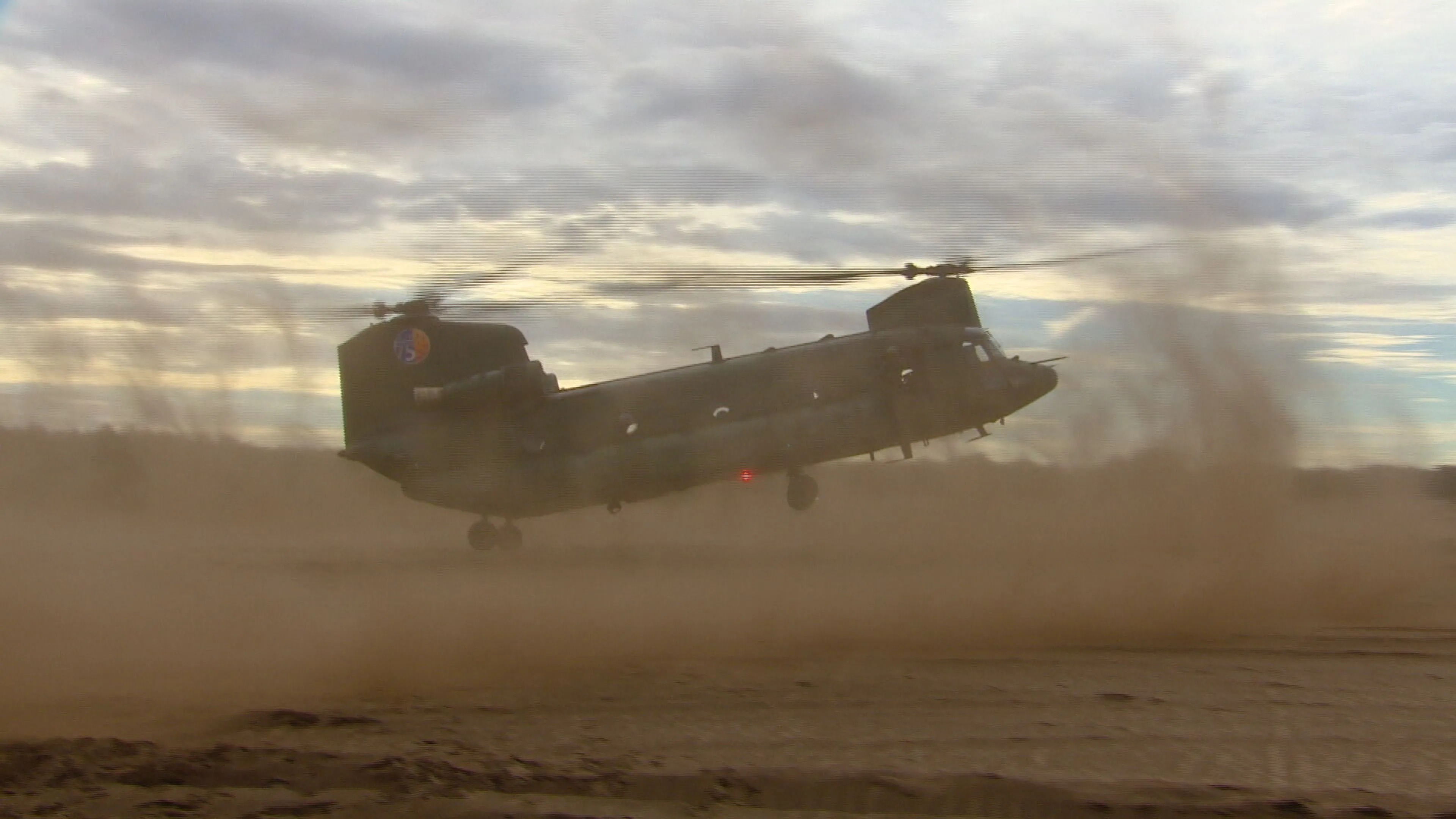 Defensie oefent met helikopters zandlandingen: 'Tricky, want de vlieger ziet bijna niets'