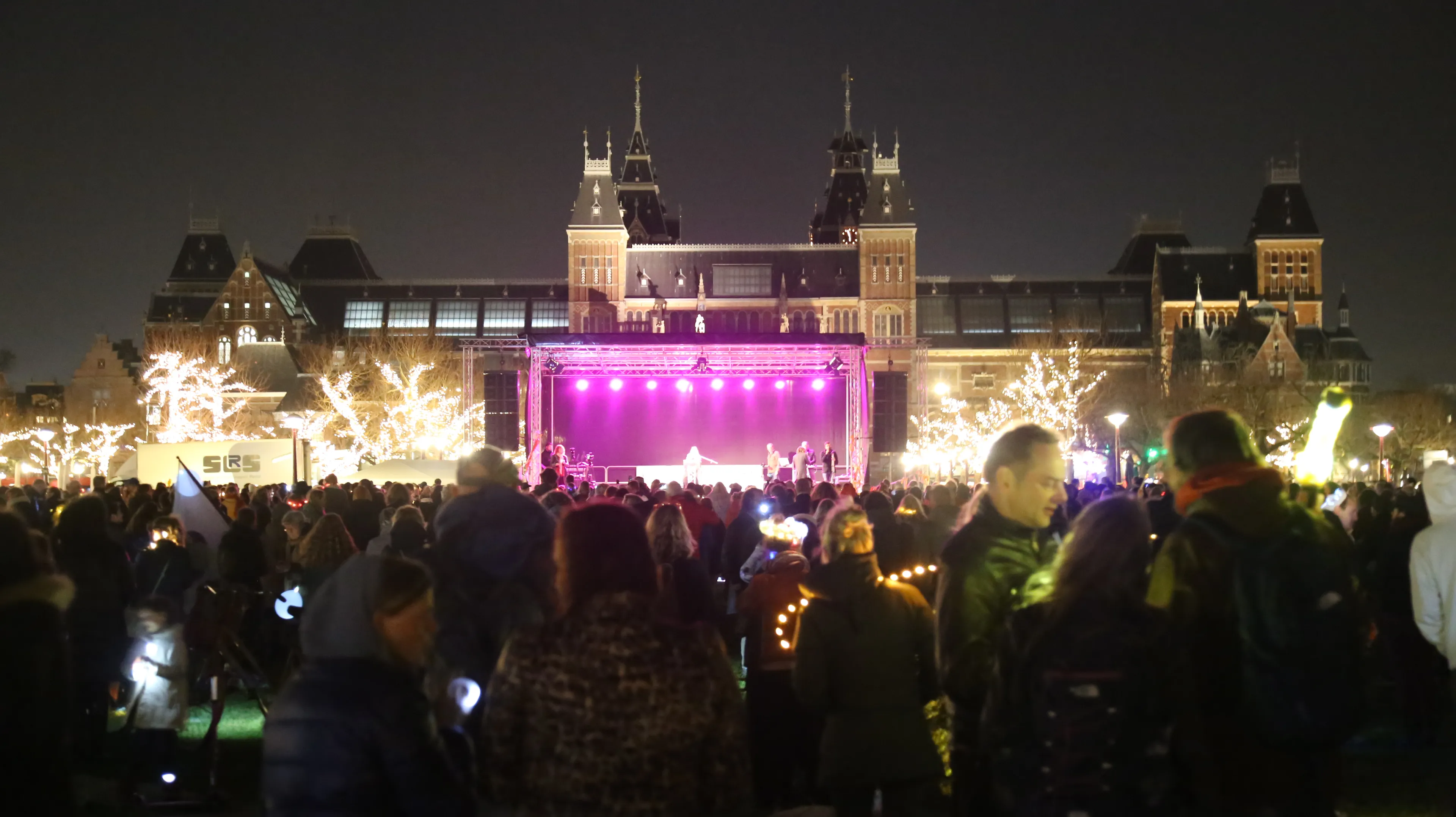 Actiegroep Vrouwen voor Vrijheid met ruim duizend mensen op Museumplein tegen coronamaatregelen