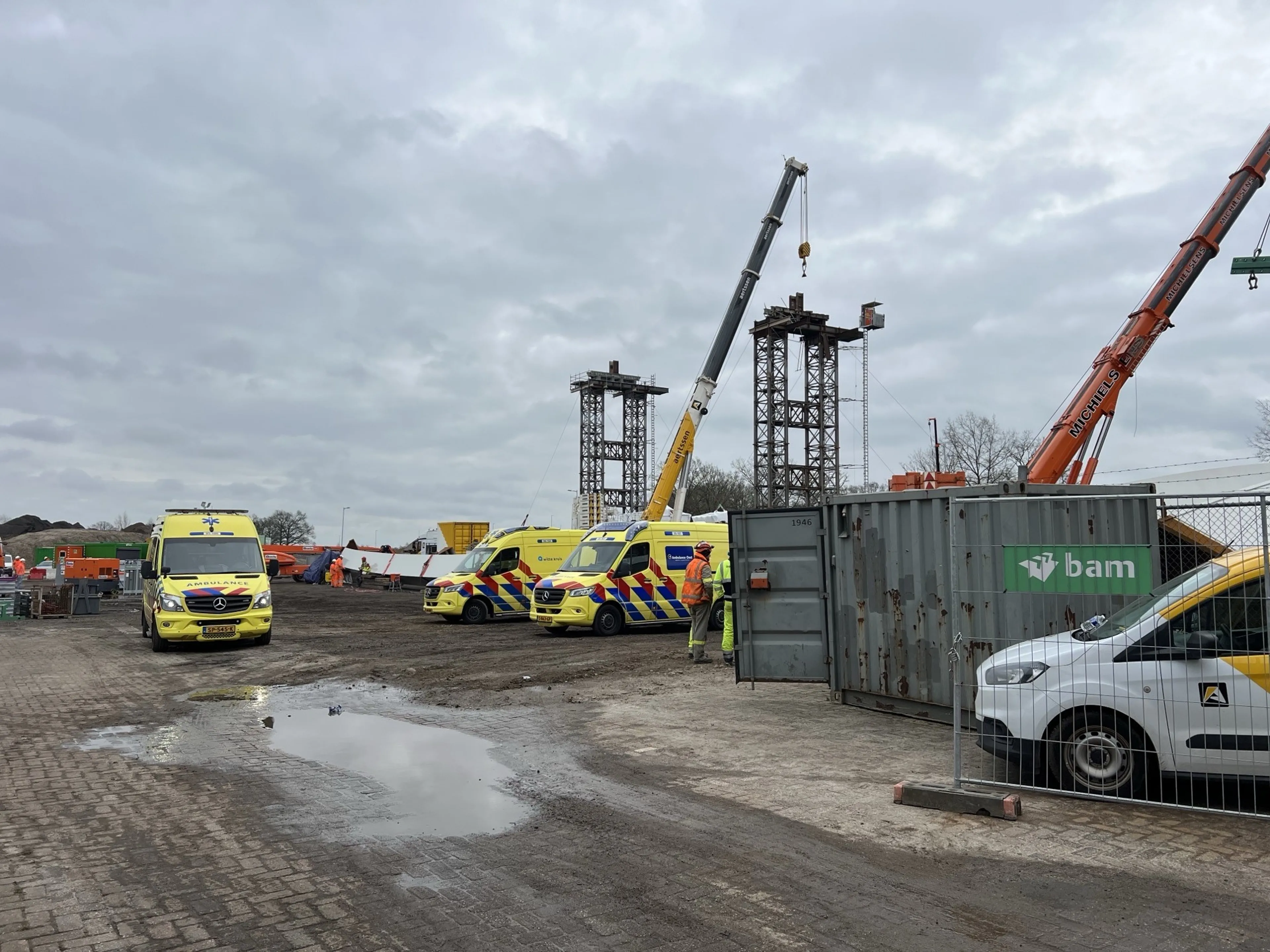 Brugdeel Lochem op zeker twee slachtoffers gevallen, onduidelijk of ze nog bekneld zitten