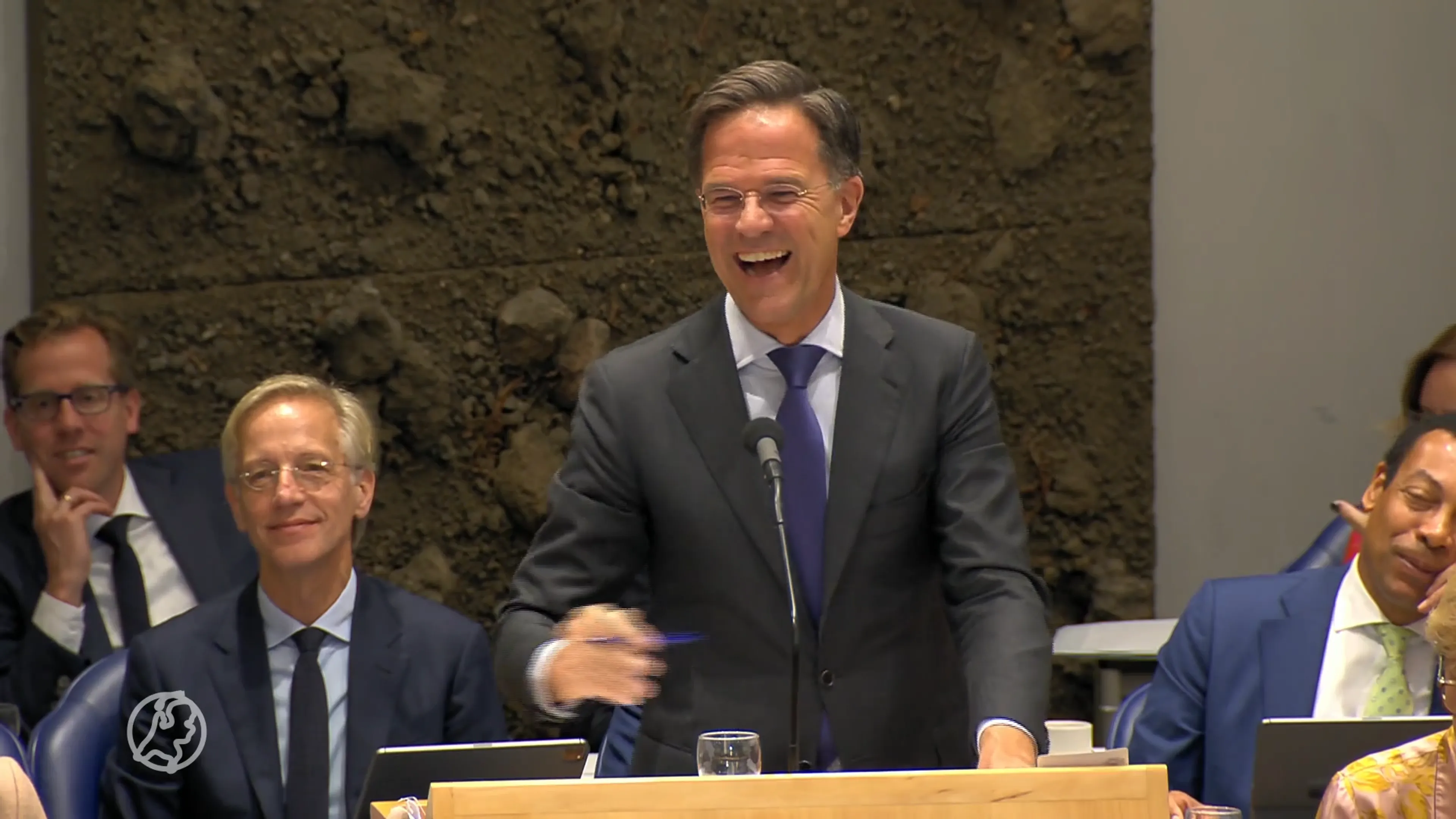 Rutte voor het laatst onder vuur, wordt herinnerd als 'Teflon Mark en de weglachpremier'