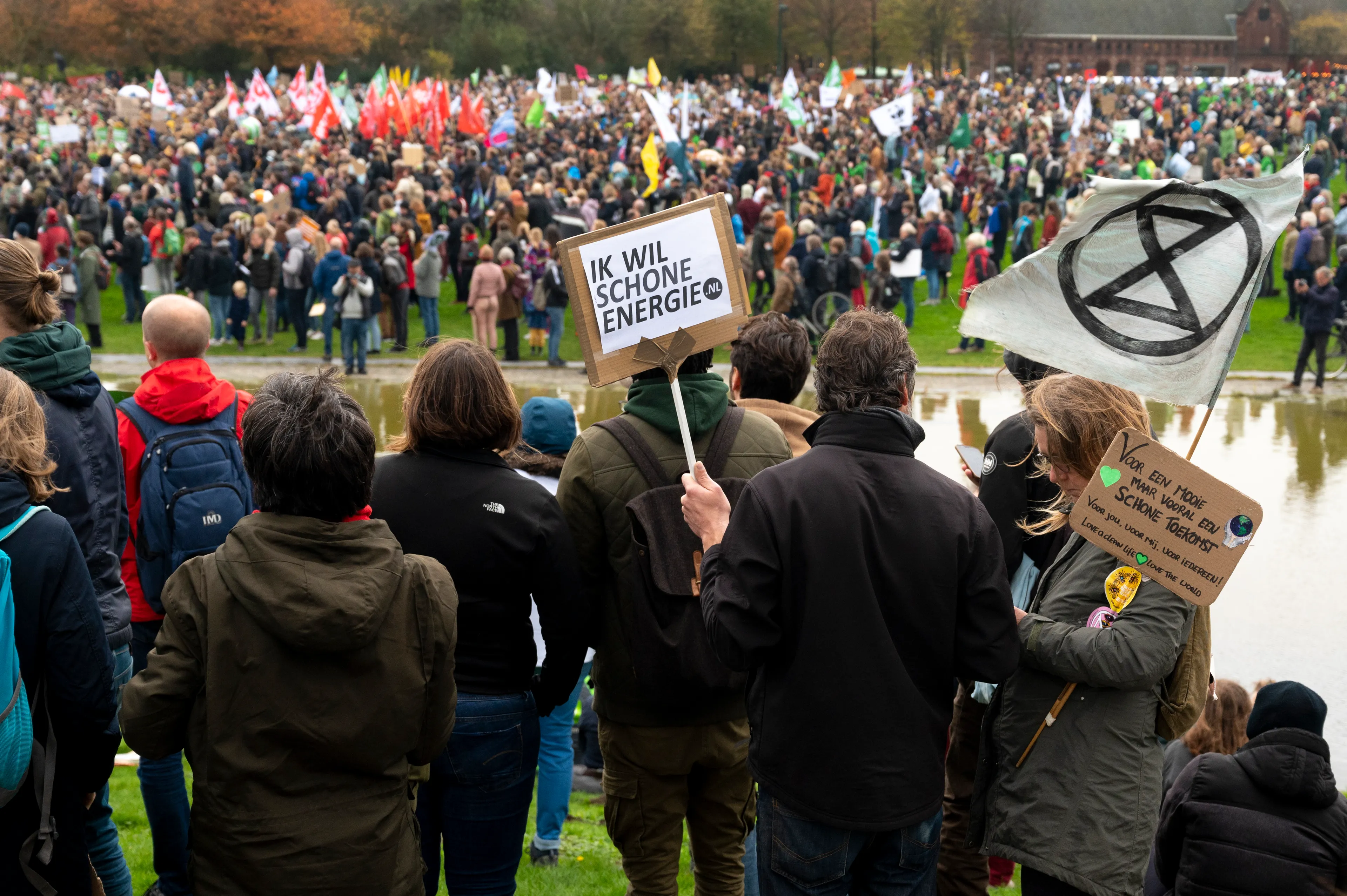 Tienduizenden klimaatdemonstranten op de been in Amsterdam: 'There is no planet B'