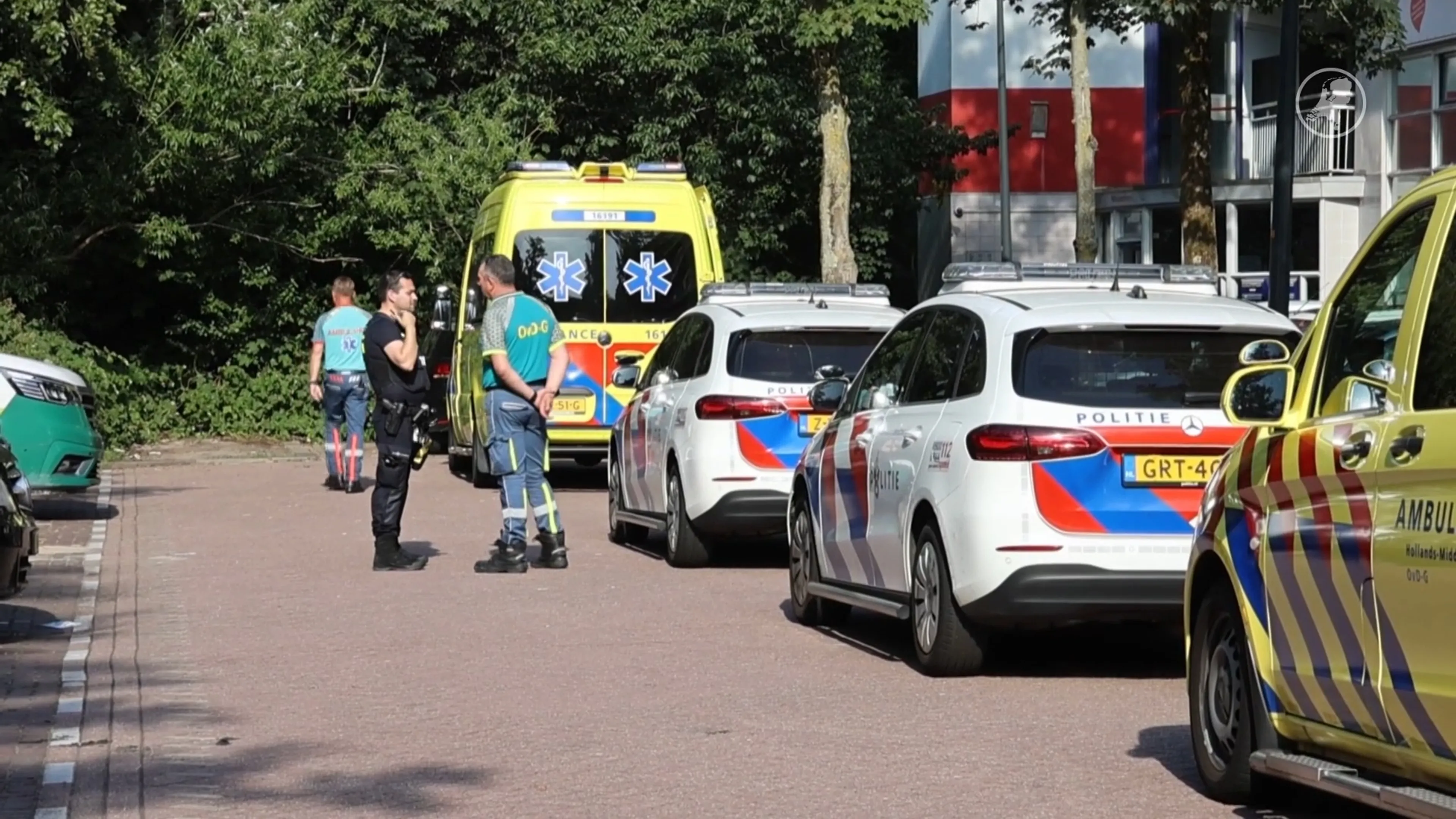 Geweld tegen ambulancepersoneel in Leiden, hulpverlener lichtgewond