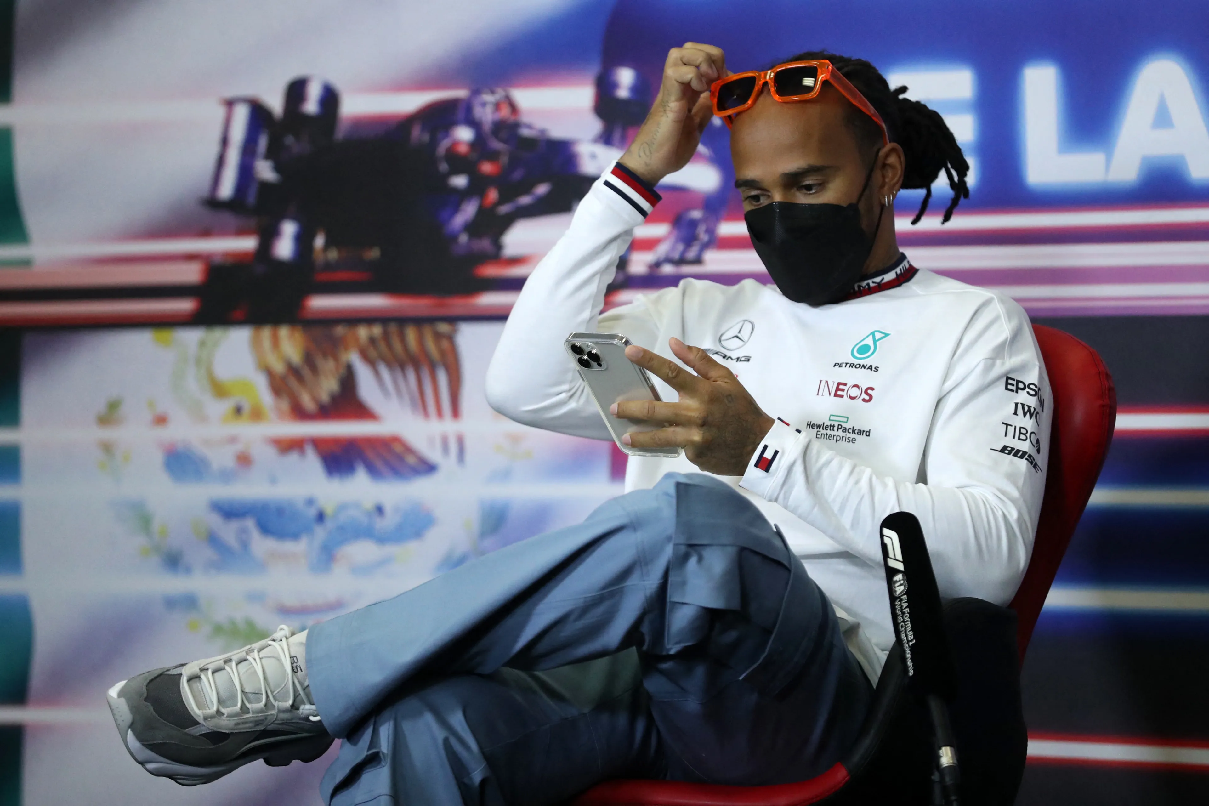 Lewis Hamilton laat voor het eerst sinds verlies van Verstappen van zich horen
