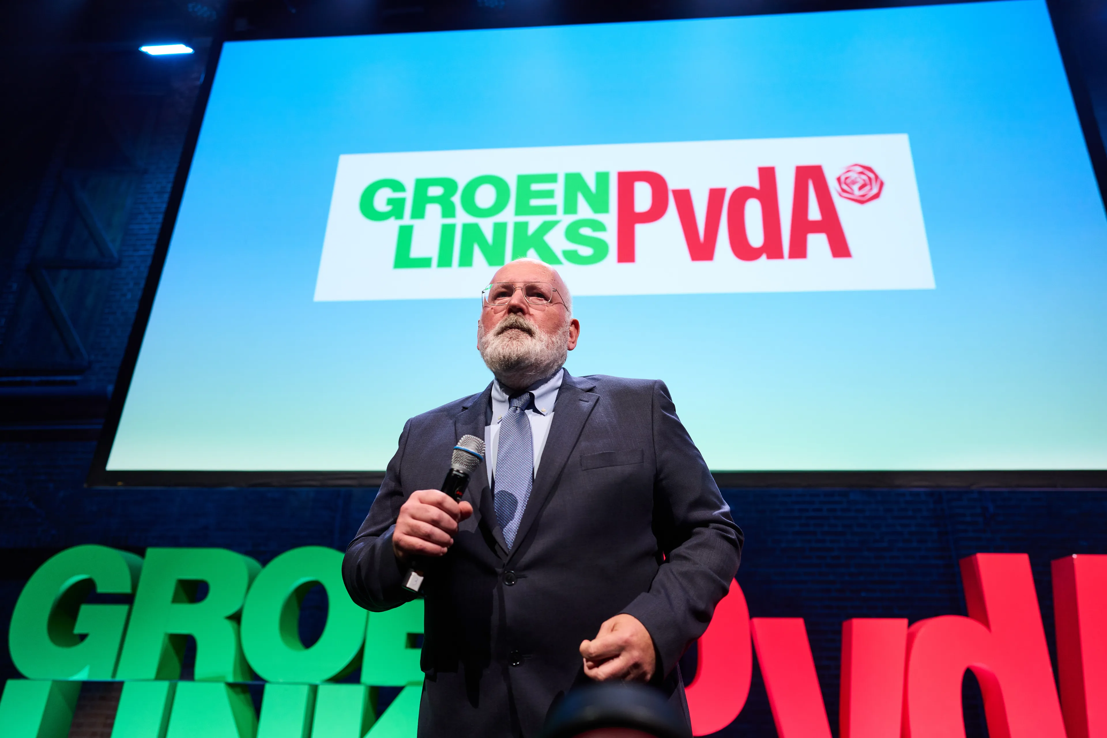 Timmermans emotioneel: 'Vuist tegen onrecht, discriminatie en armoede'