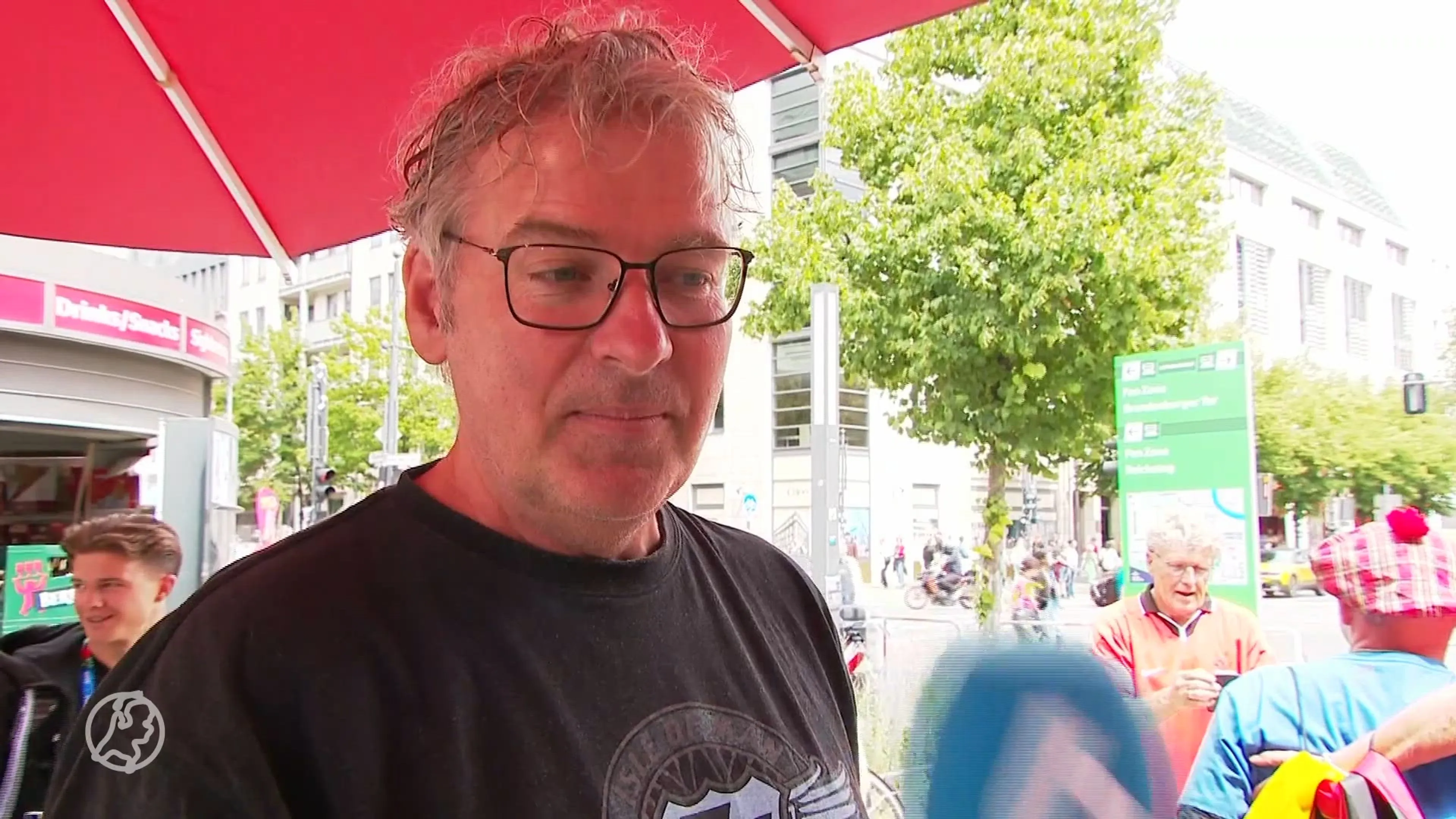 Oranjefans uitzinnig buiten het stadion, maar binnen erg stil: wat is er nodig?