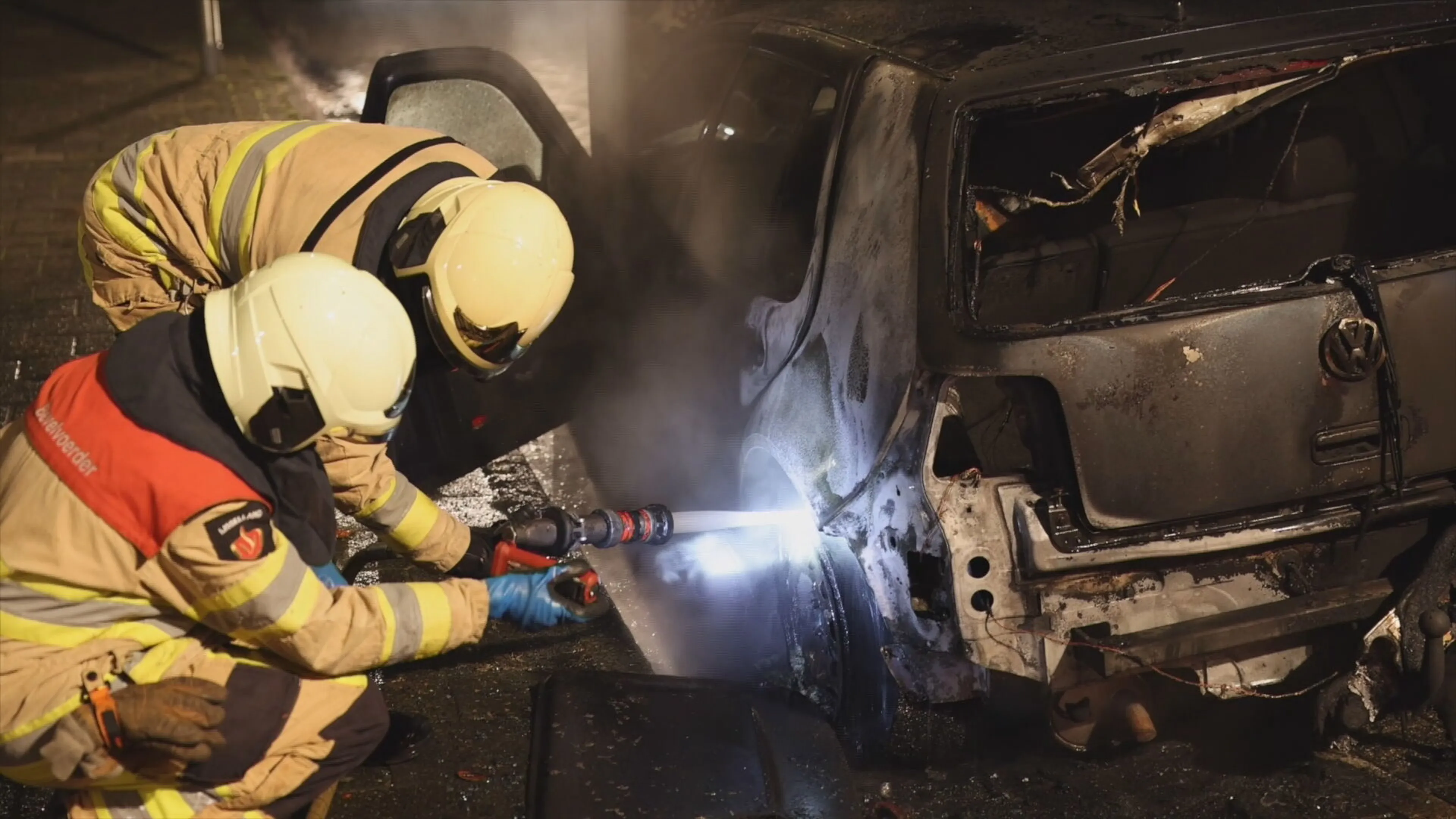 Drie auto's in vlammen door brandstichting in twee verschillende straten in Zwolle