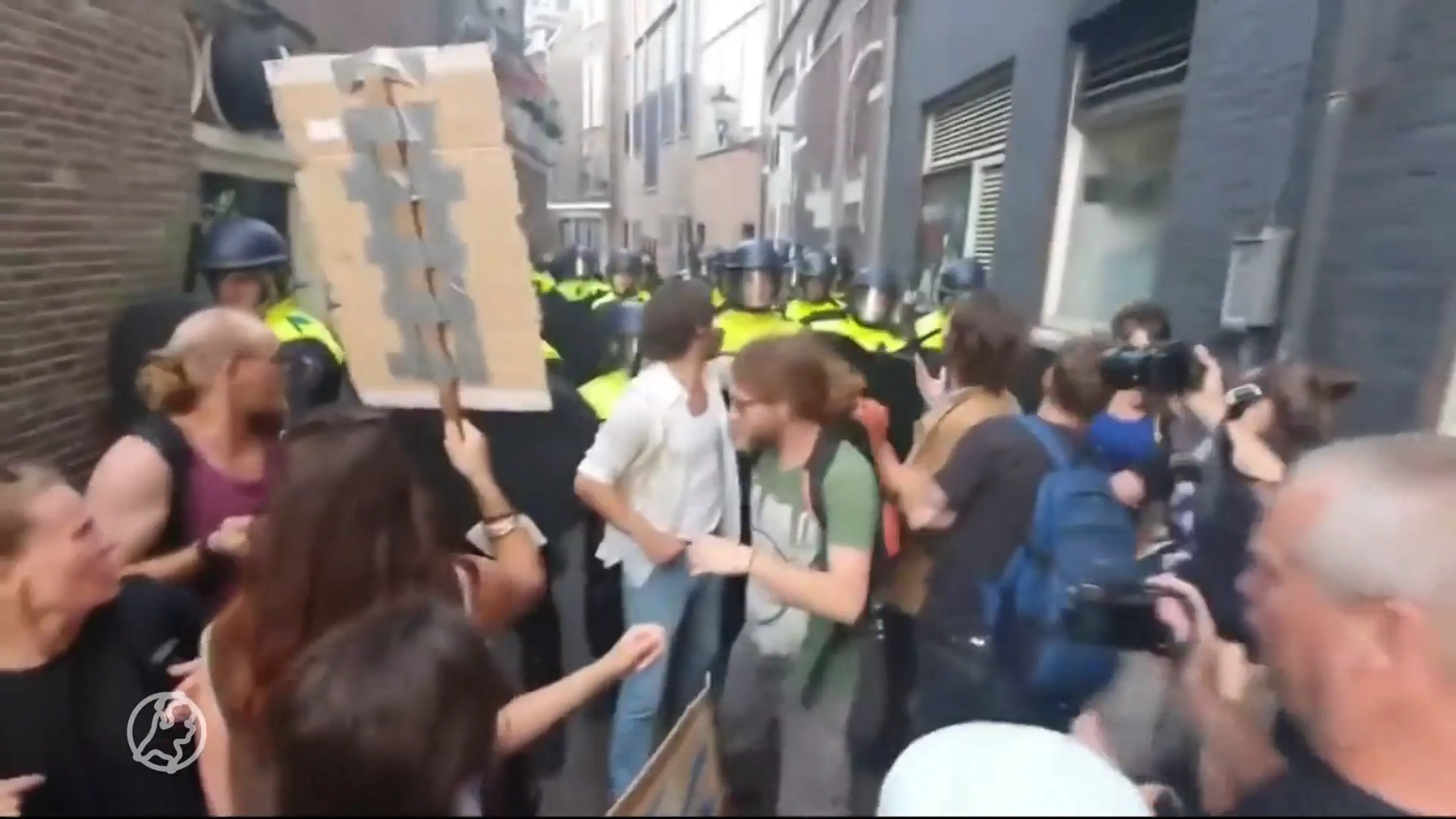 Onrustig op Dam na woonprotest en poging pand te kraken, ME vormt linie