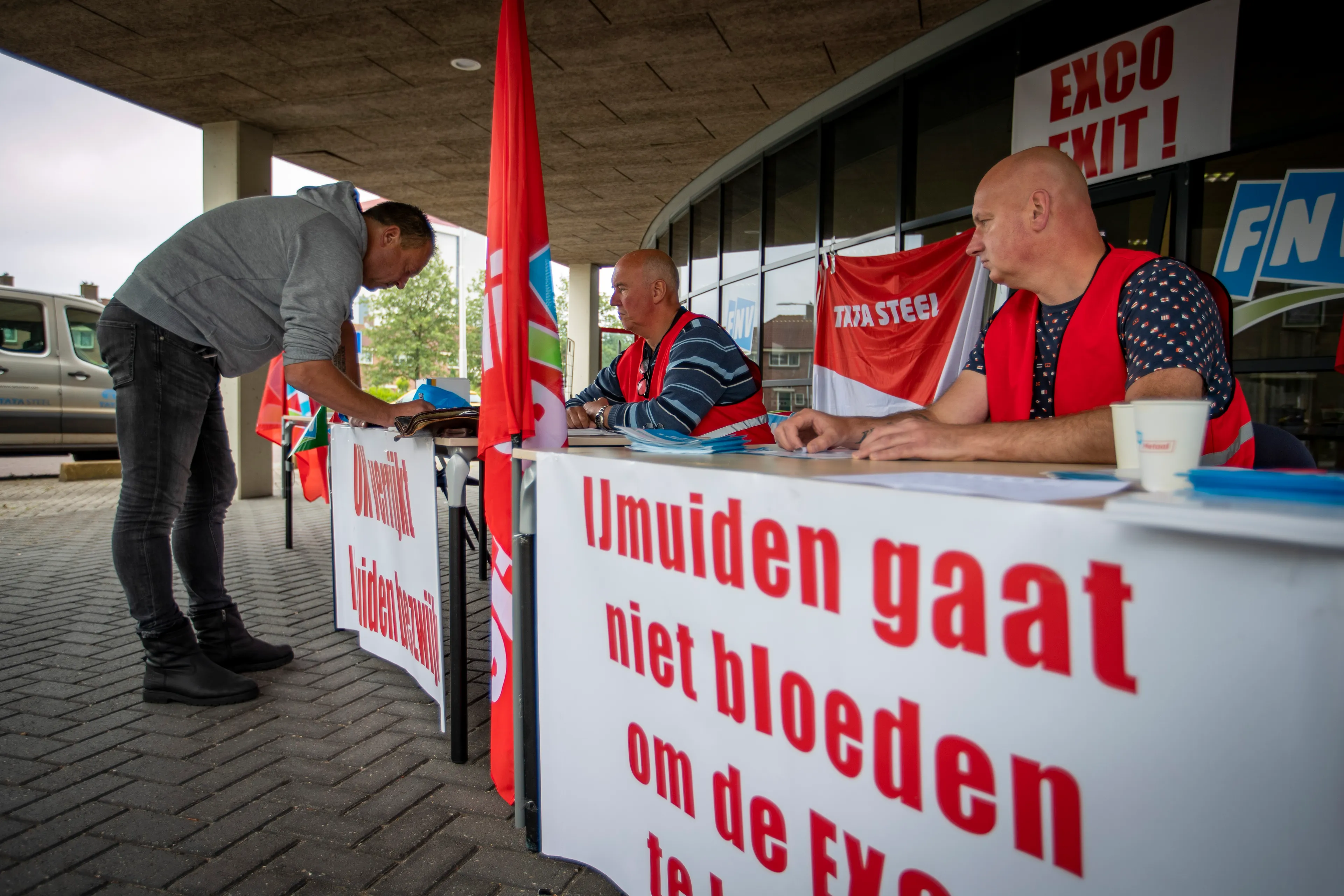 Werknemers Tata Steel IJmuiden leggen opnieuw het werk neer