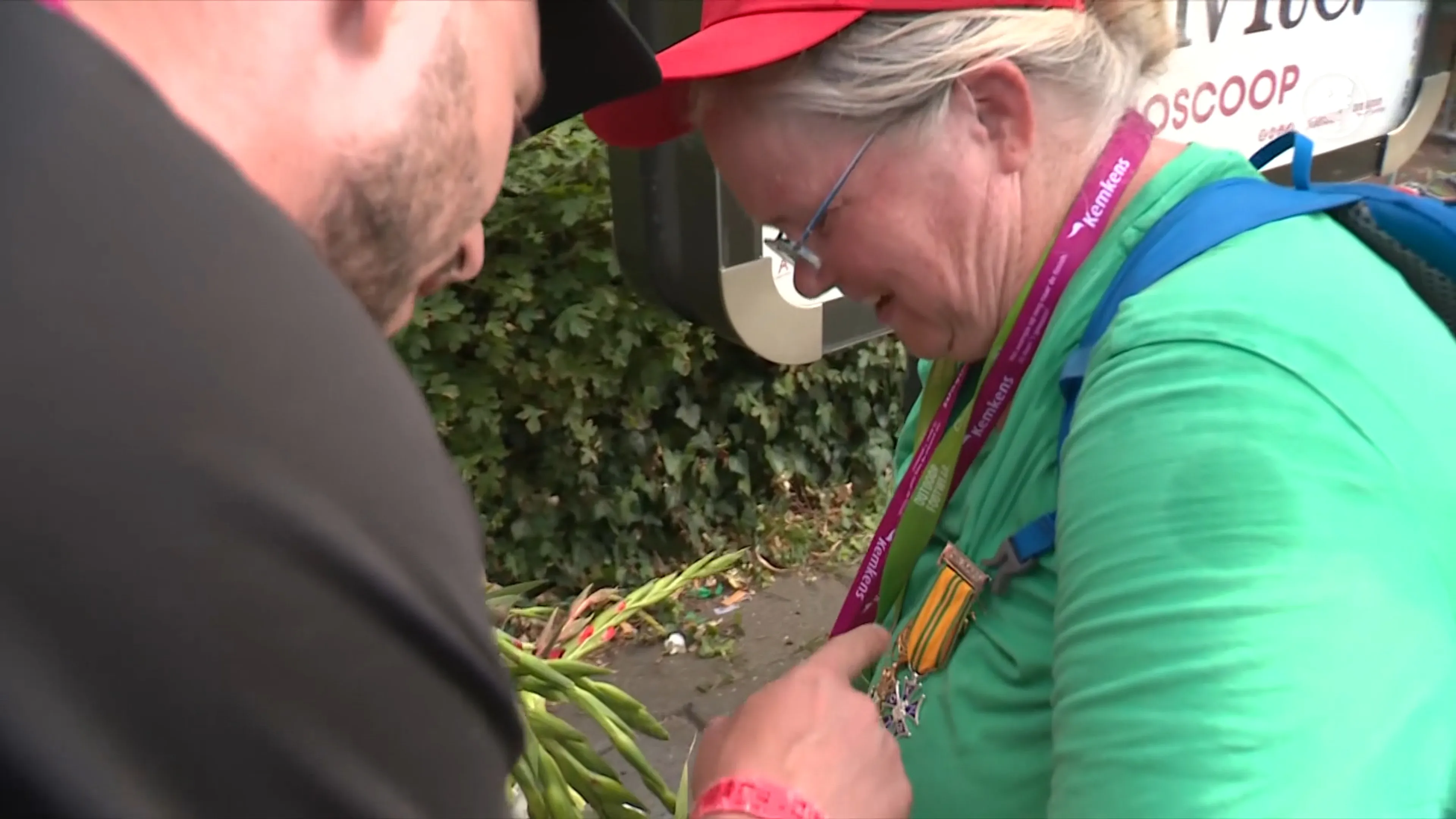 Marjolijn is te laat bij finish Vierdaagse, maar krijgt dankzij onbekende toch haar kruisje