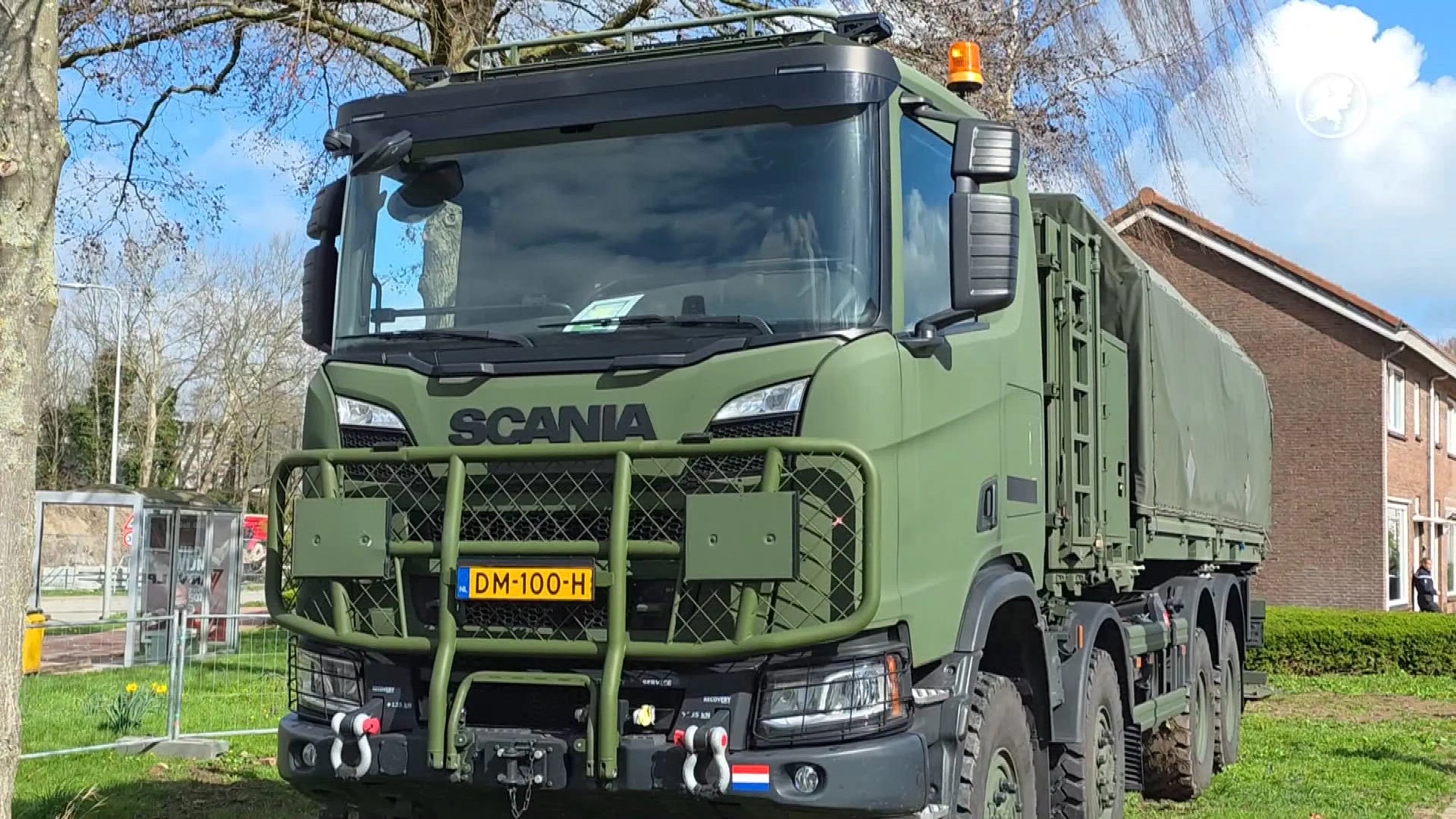 Defensiemedewerker (31) aangehouden: huis vol legergoederen in Zwijndrecht