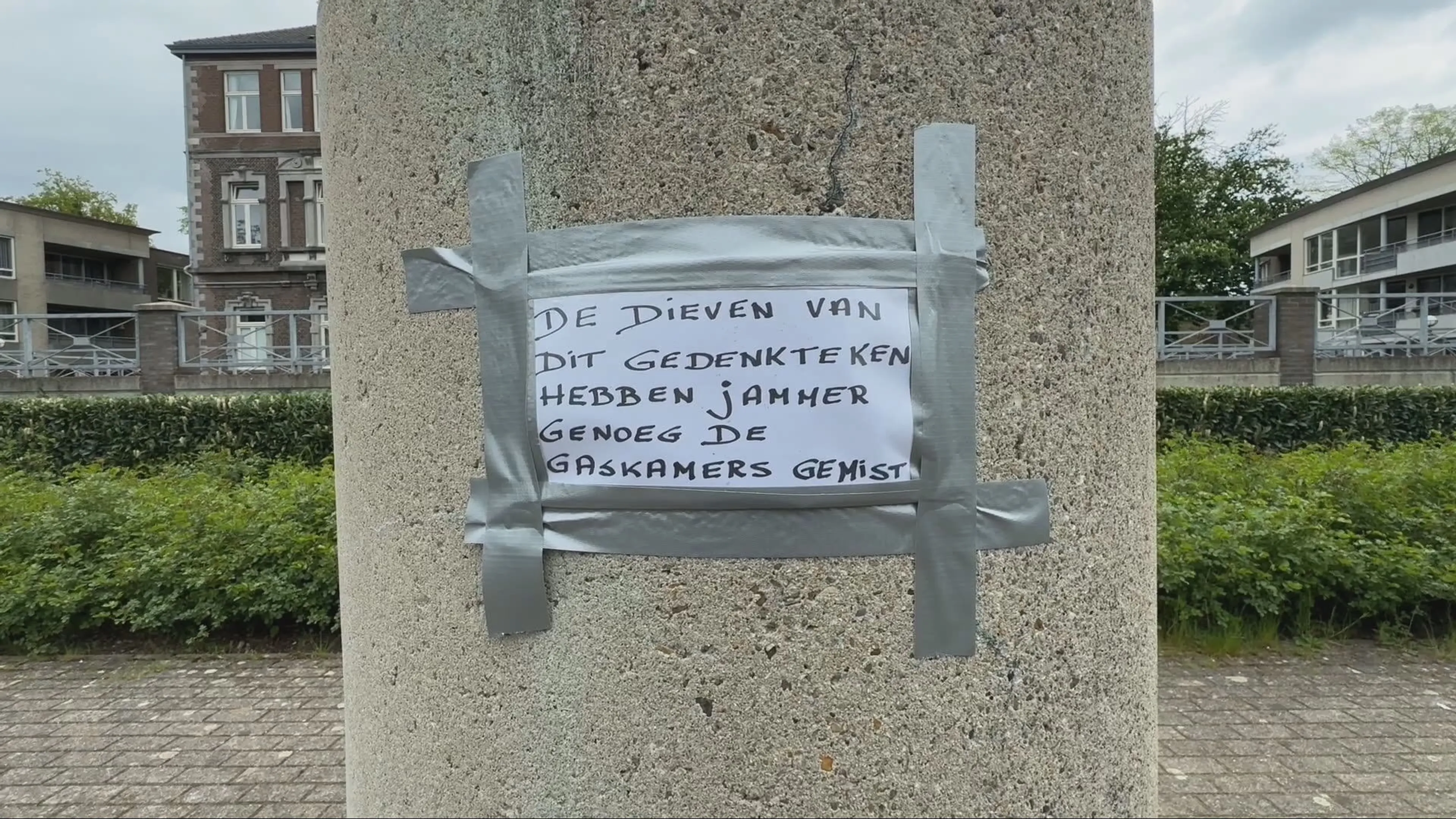 Dieven stelen bronzen oorlogsmonument, buurt woest