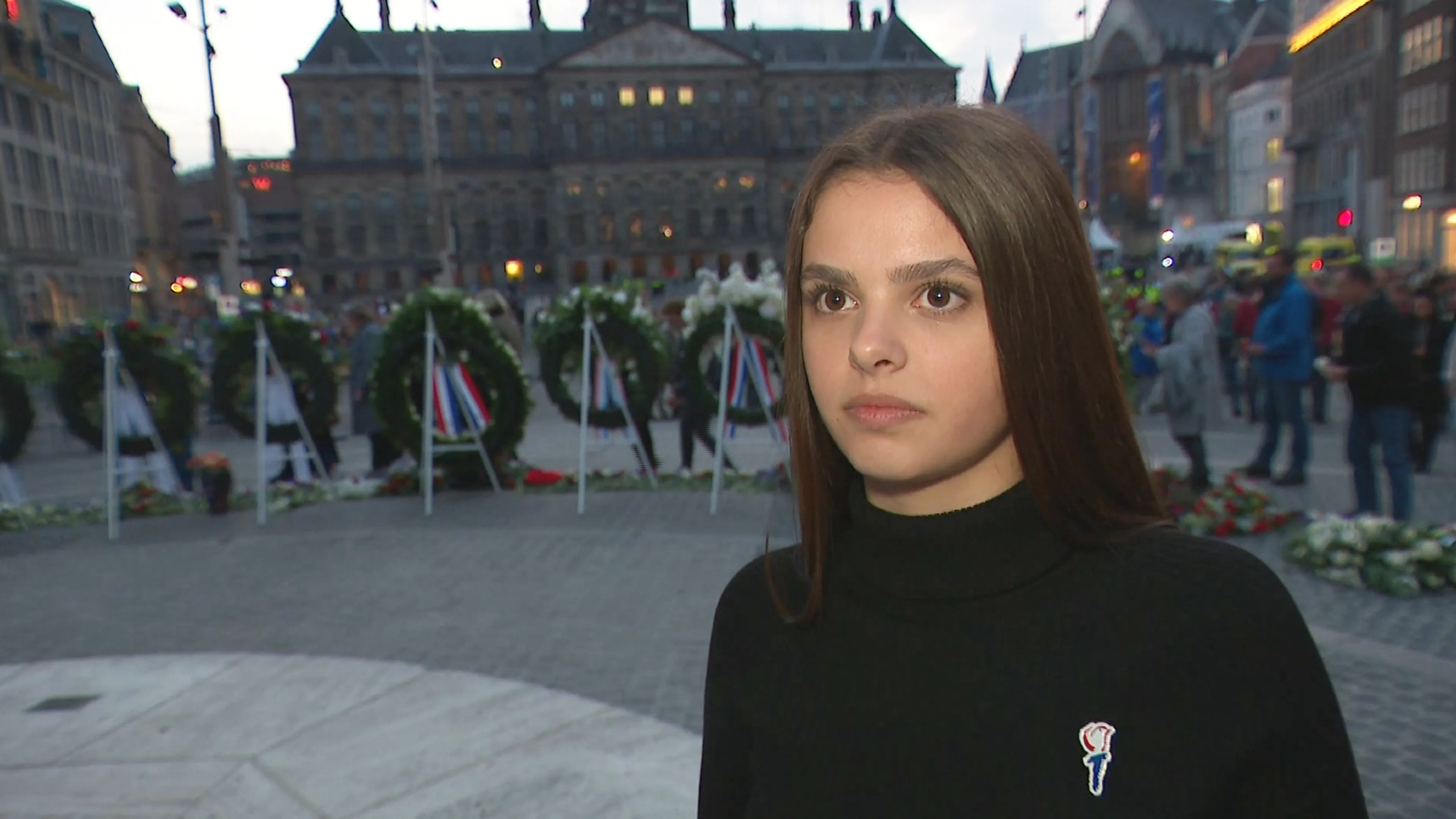 Loewana sprak tijdens de herdenking op de Dam over haar Sinti-familie: 'Ik doe het voor hen'