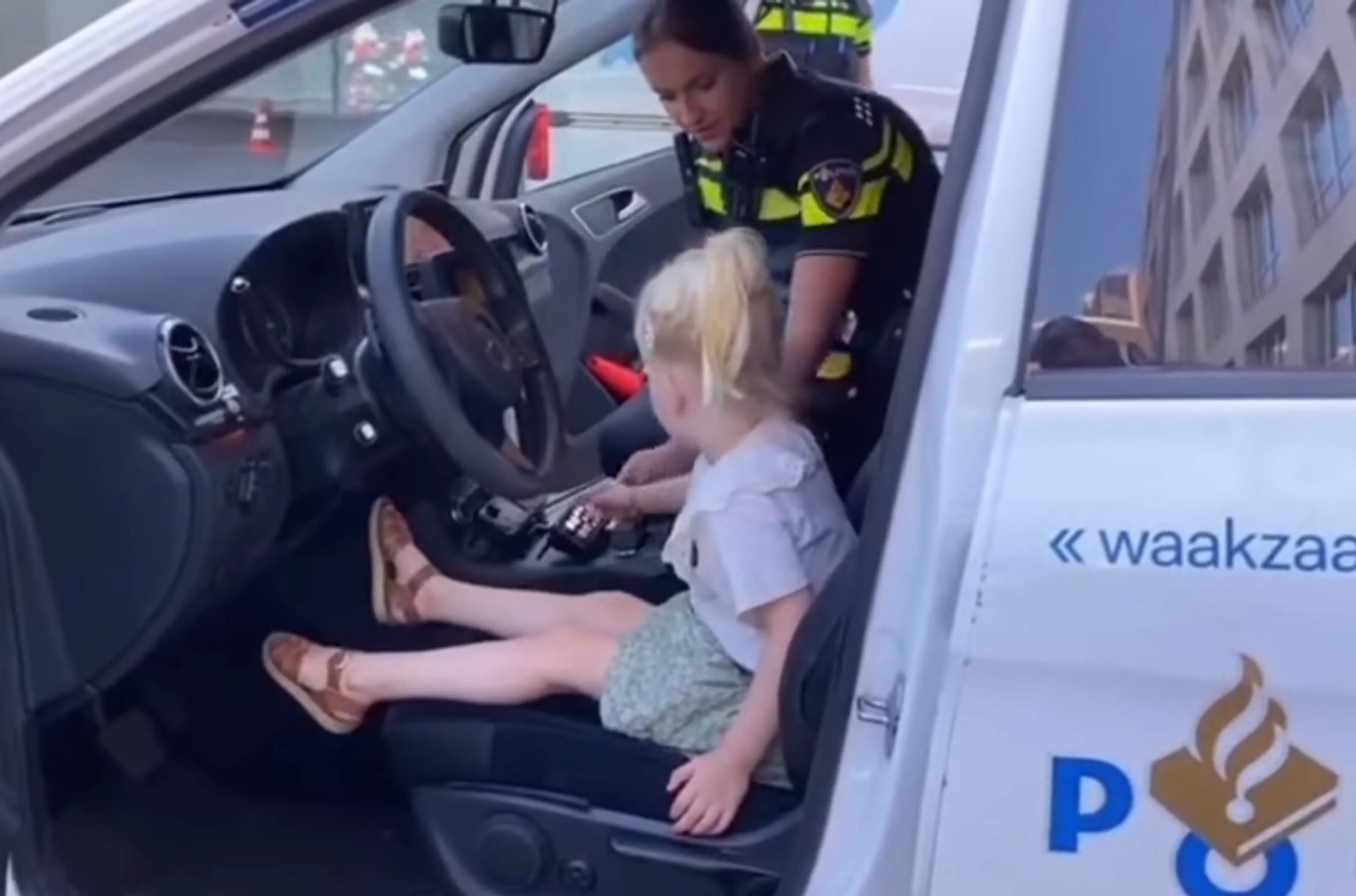 Agente Valerie helpt peuter van haar politieangst af