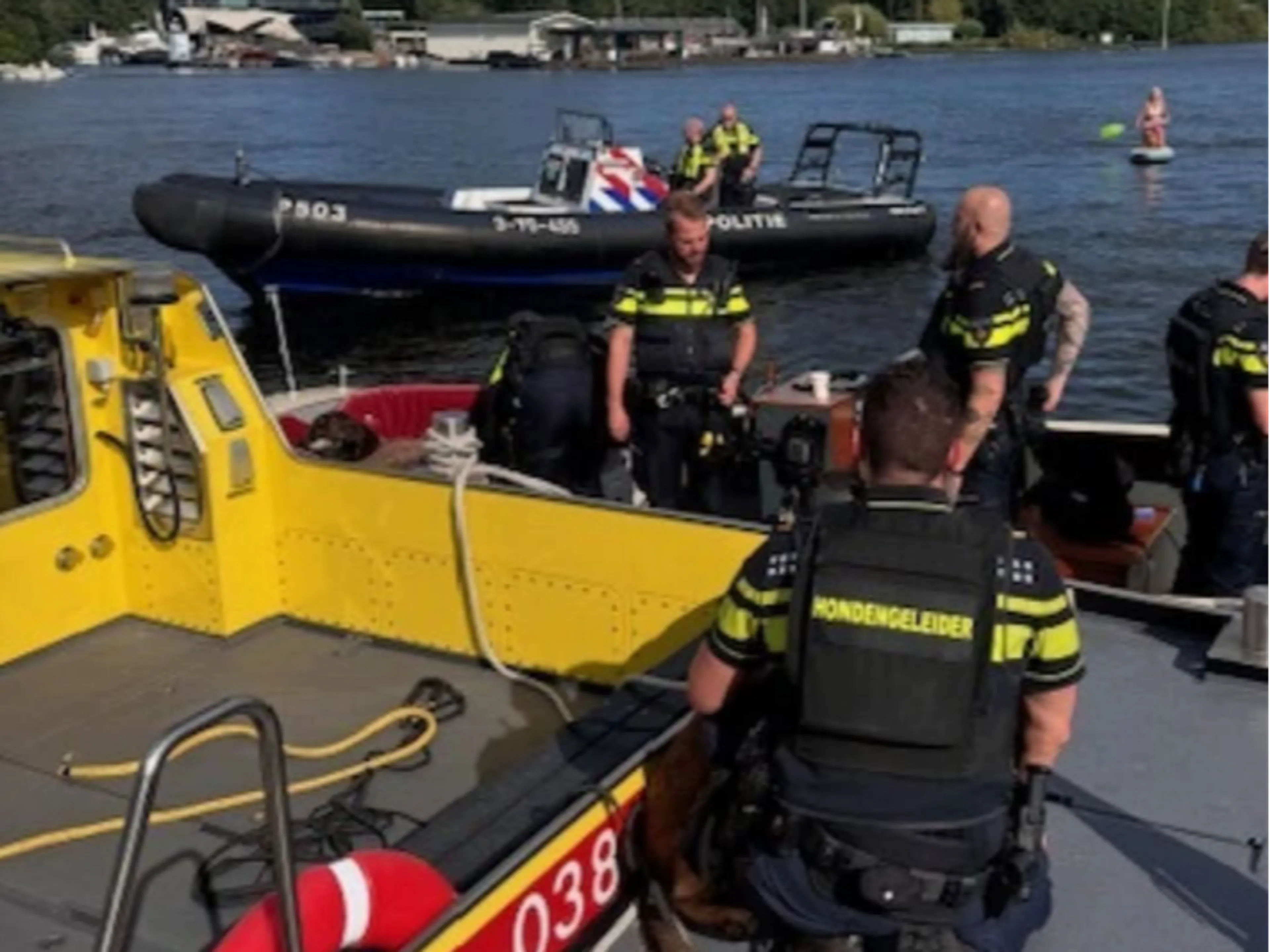 Vrouw richt tijdens varen 'wapen' op passagiers andere boot in Amsterdam